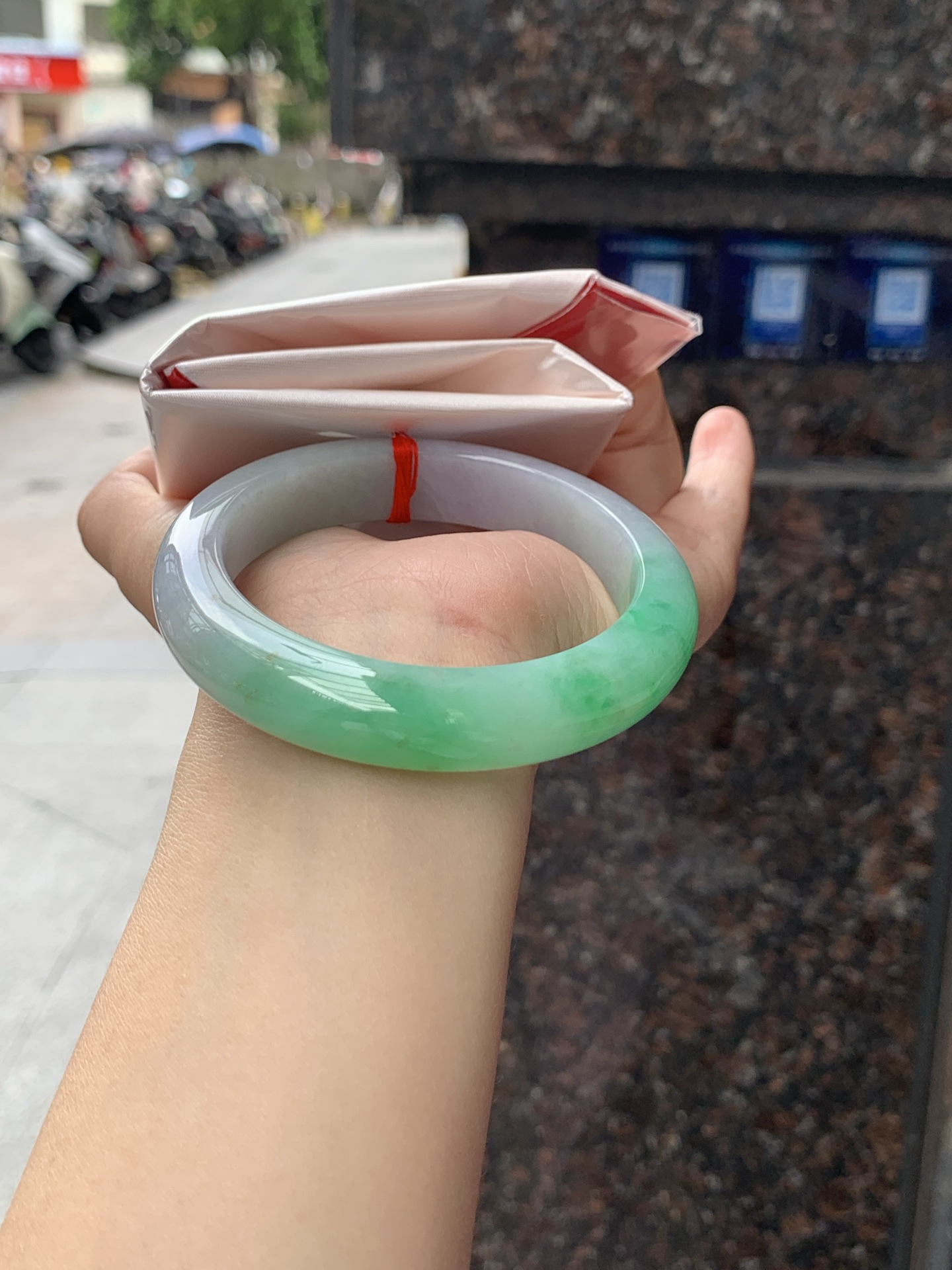 春彩正圈 57.2-12.9-9.3 0619-N1026 打灯细纹，色彩层次分明，绿料浓郁鲜亮，过滤自然流畅，玉质细腻，水头莹润，自带贵气质感。