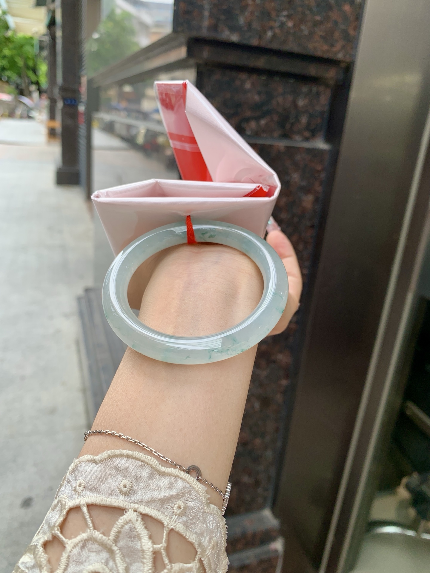 冰飘花美人条 53.2-9.1-9 0619-N1036 打灯细纹，底妆水透起光，冰底中开出了朵朵兰花，飘花灵动飘逸，勾勒出一幅唯美诗意的山水意境画，古典优雅又秀气