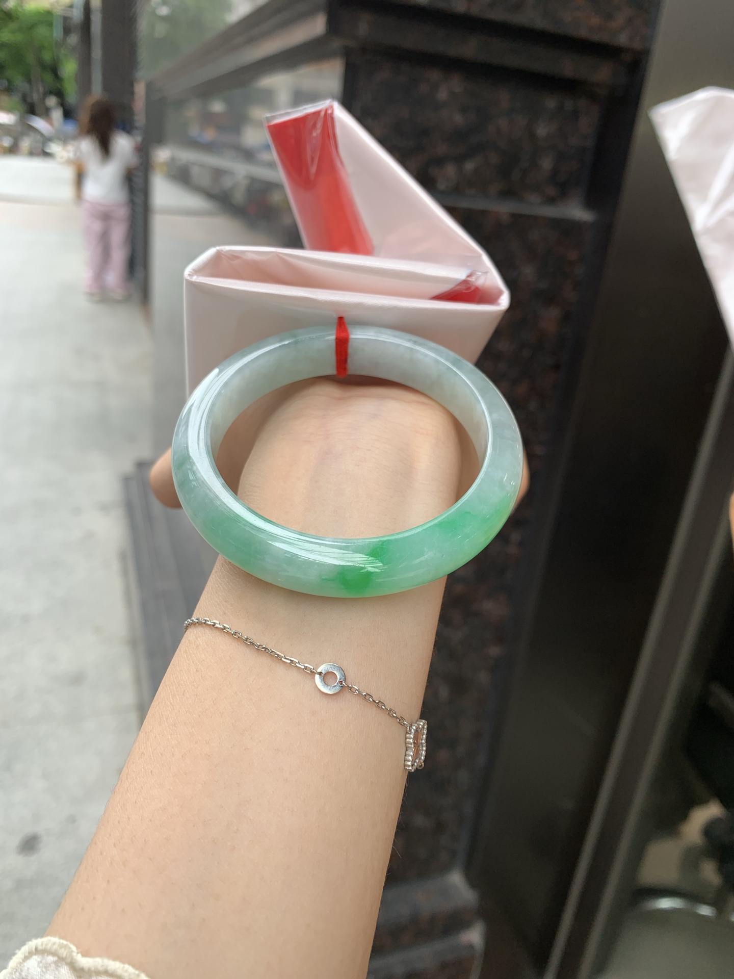 白底青阳绿正圈 56.7-7.9-11.6 0619-111-37 打灯小细纹，几抹阳绿花点缀腕间风华，干净纯净的底色上，一抹翠色肆意流淌，宛如春日里的繁华盛景