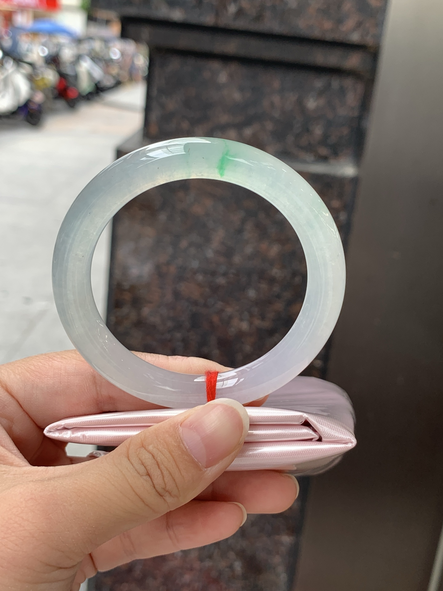 冰飘绿圆条 53-8.5-9 0619-N1014-1 打灯裂，不扣，有矿点，水头好，金丝绿花灵动飘