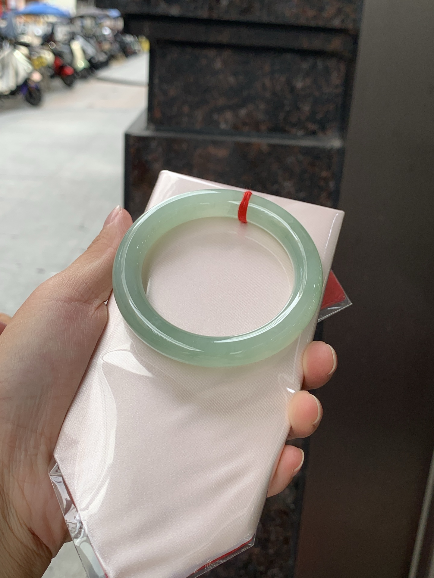 葡萄肉圆条 0619-WL-423 打灯裂，不扣，底妆冰润细腻，满圈葡萄肉甜美清新，鲜嫩多汁，水头好到快要溢出来