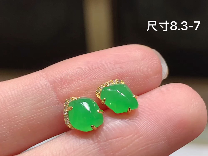 18K 冰绿随形耳钉 无裂,尺寸，8.3-7