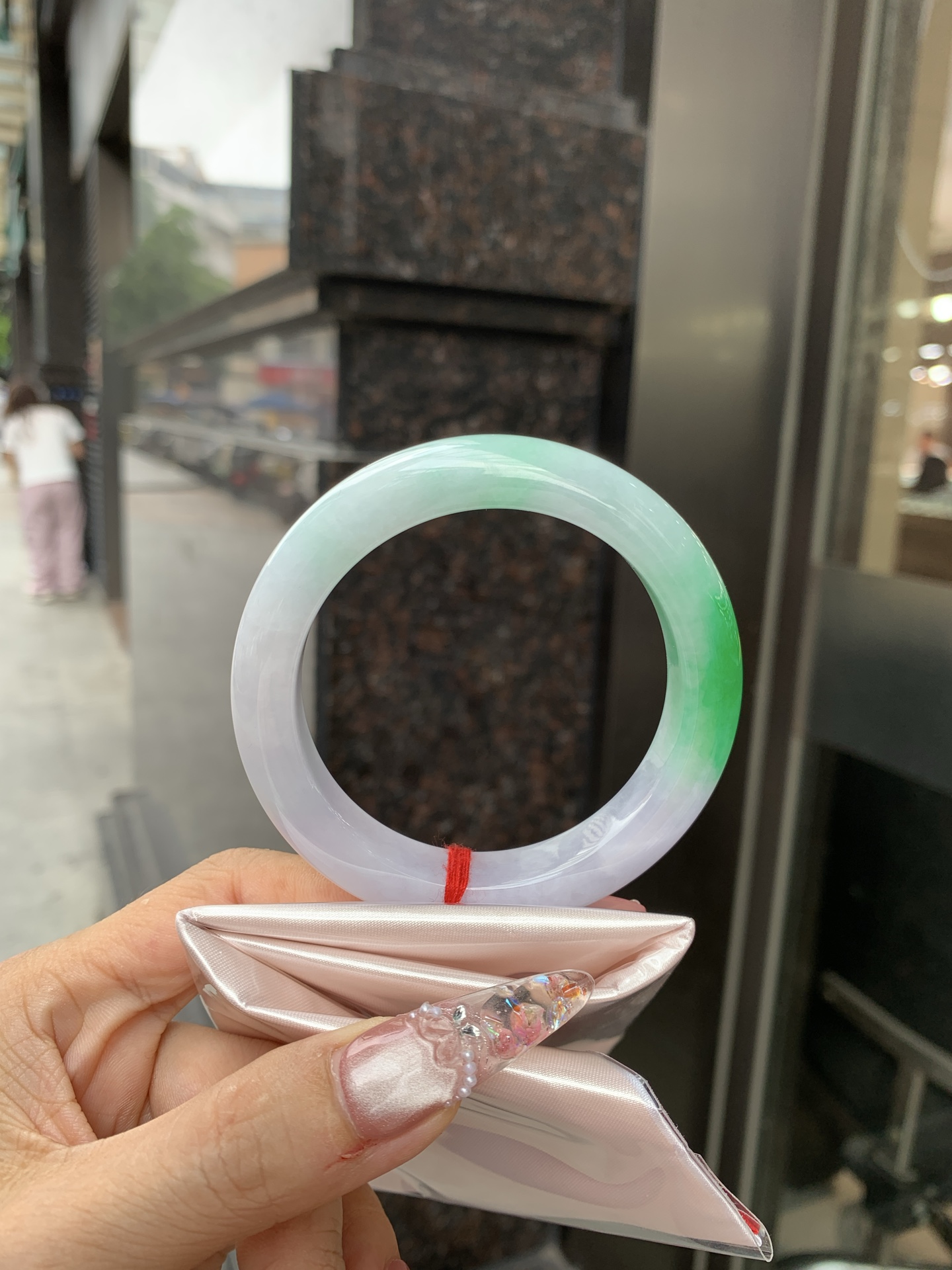 白底青正圈 56.8-9.6-11.6 0619-4A138 打细纹，底妆冰润，一抹阳绿花点缀，腕间风华，干净纯净的底色上，一抹翠色肆意流淌，宛如春日里的繁华盛景