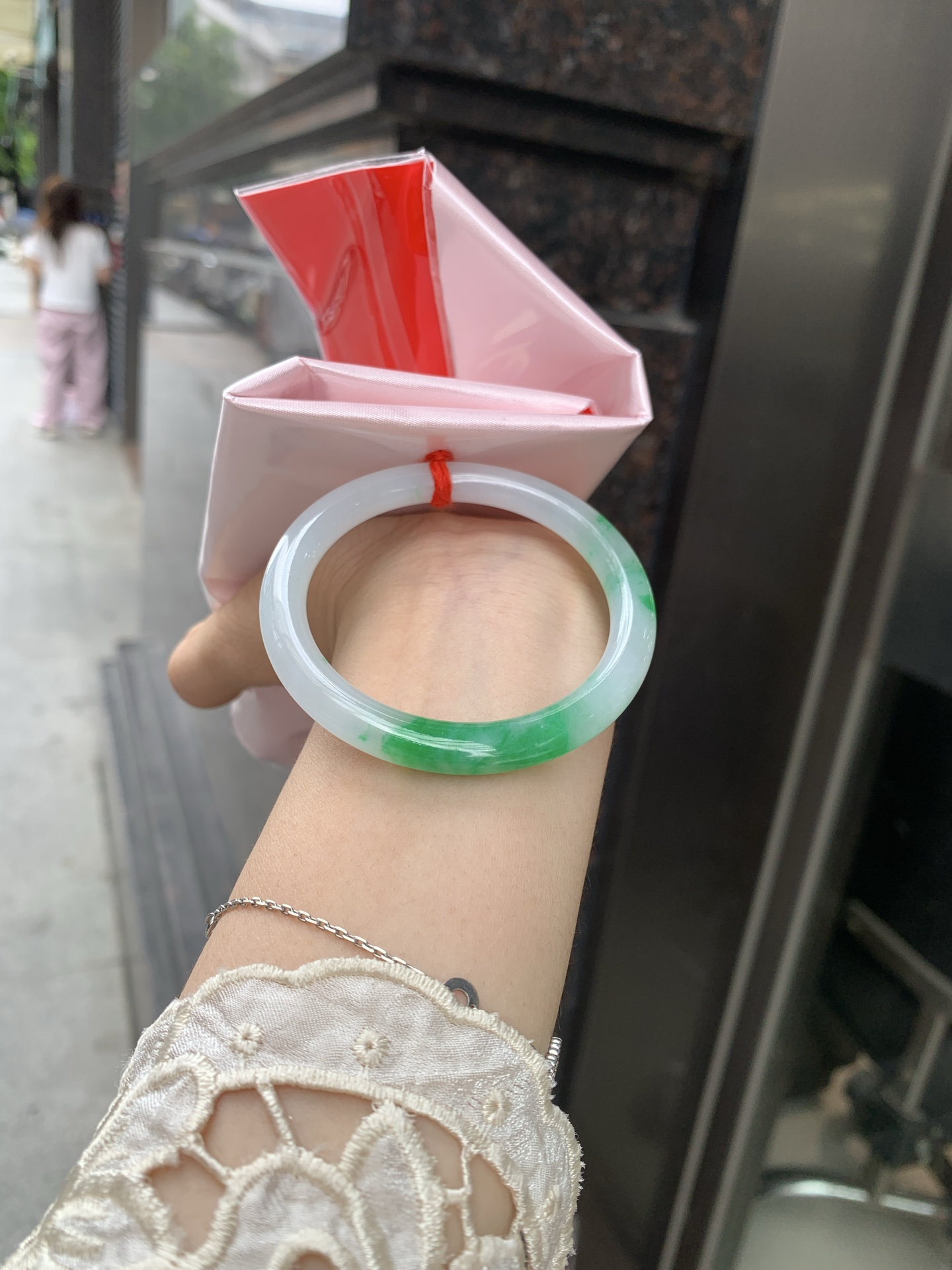 阳绿白底青美人条 50.1-7.2-6.6 0619-N1037 打灯细纹，底妆冰润，半圈辣阳绿花点缀，腕间风华，干净纯净的底色上，一抹翠色肆意流淌，宛如春日里的繁华盛景