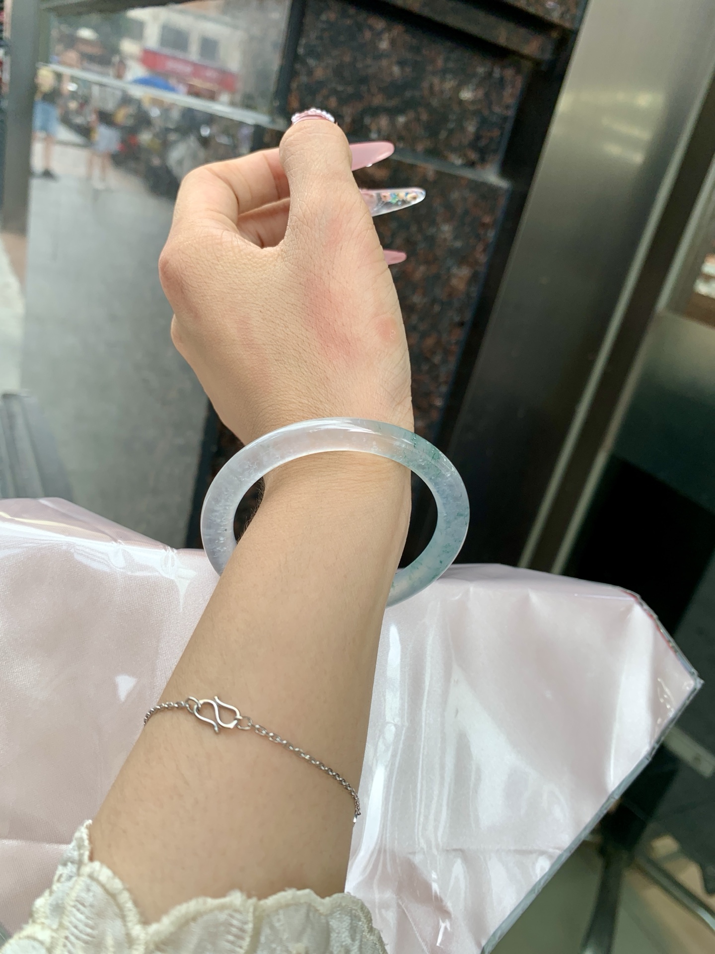 冰飘花方圆条 0619-HN1031 打灯细纹，底妆水透起光，冰底中开出了朵朵兰花，飘花灵动飘逸，勾勒出一幅唯美诗意的山水意境画，古典优雅又秀气