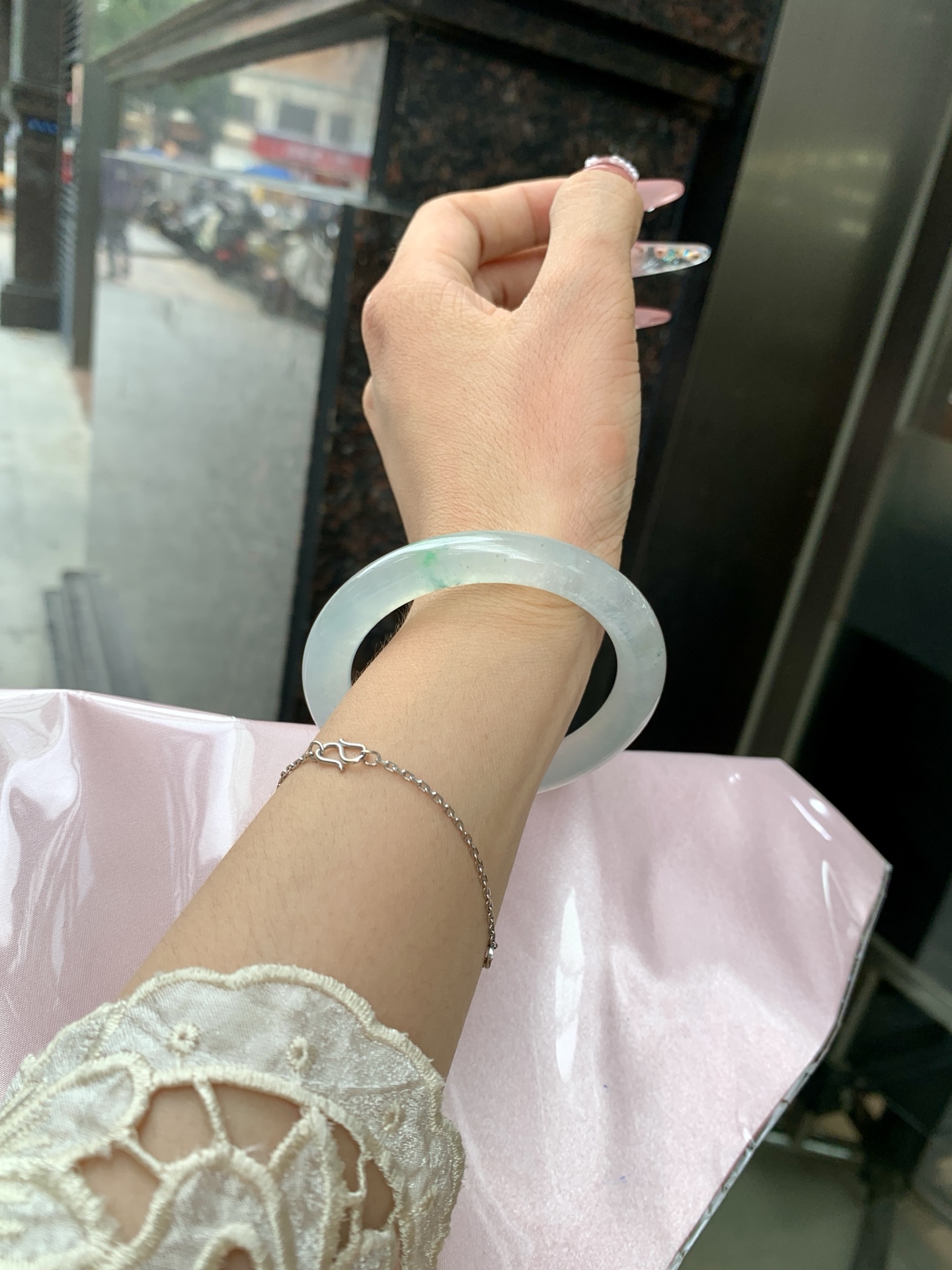 冰飘绿美人条 52-8.8-8.3 0619-N1014-2 打灯细纹，玉质冰润细腻，清爽的底子飘一朵阳绿花，鲜活而灵动，犹如新冒的嫩芽，艳丽惹人