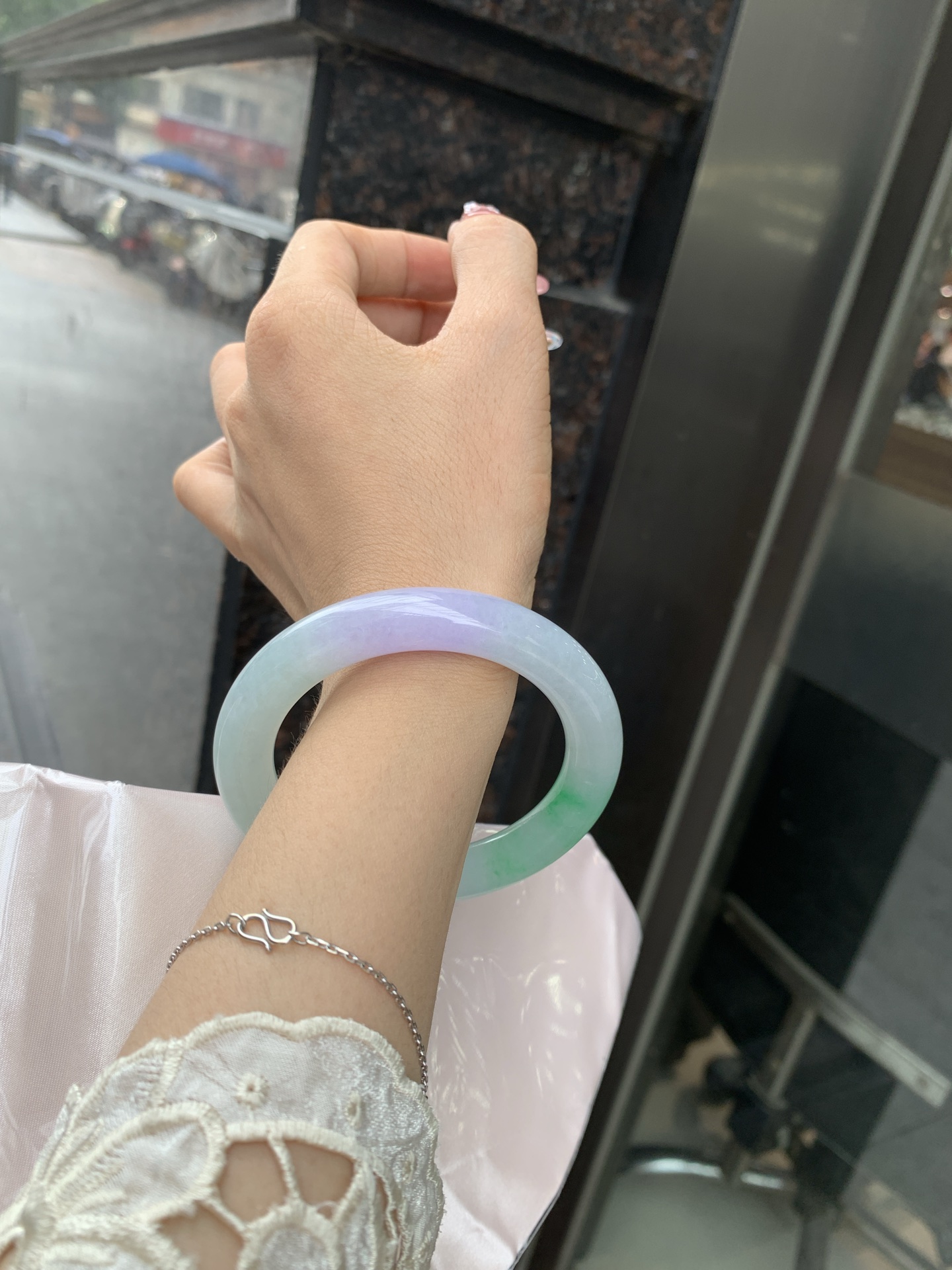 春彩圆条 56.2-10.6-10.7 0619-N1038 打灯棉线，底妆水润，阳绿花色碰上梦幻般的春，像是融化了的春天，所有的美好交织在一起，让人心生宁静而淡淡的欢喜