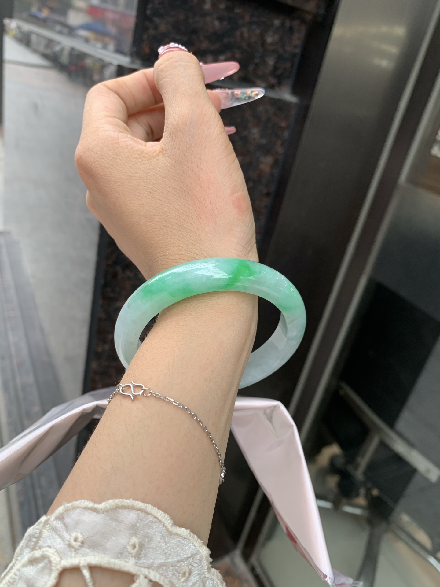 白底青阳绿正圈 56.7-7.9-11.6 0619-111-37 打灯小细纹，几抹阳绿花点缀腕间风华，干净纯净的底色上，一抹翠色肆意流淌，宛如春日里的繁华盛景