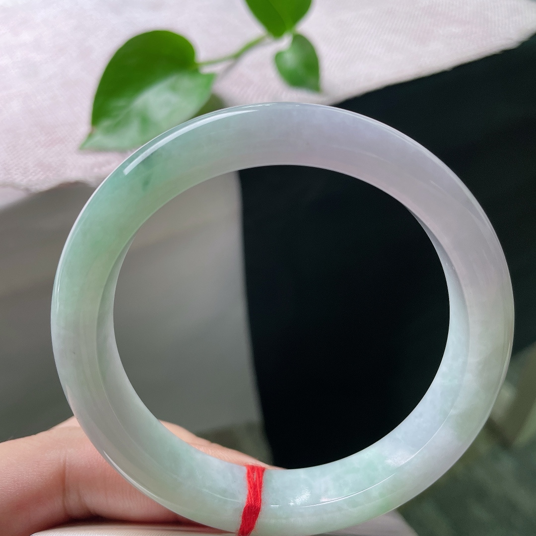 60.7/12.5/8.7，淡紫淡绿正圈，大圈口，水润细腻，佩戴端正，大气，有纹，ss54789a