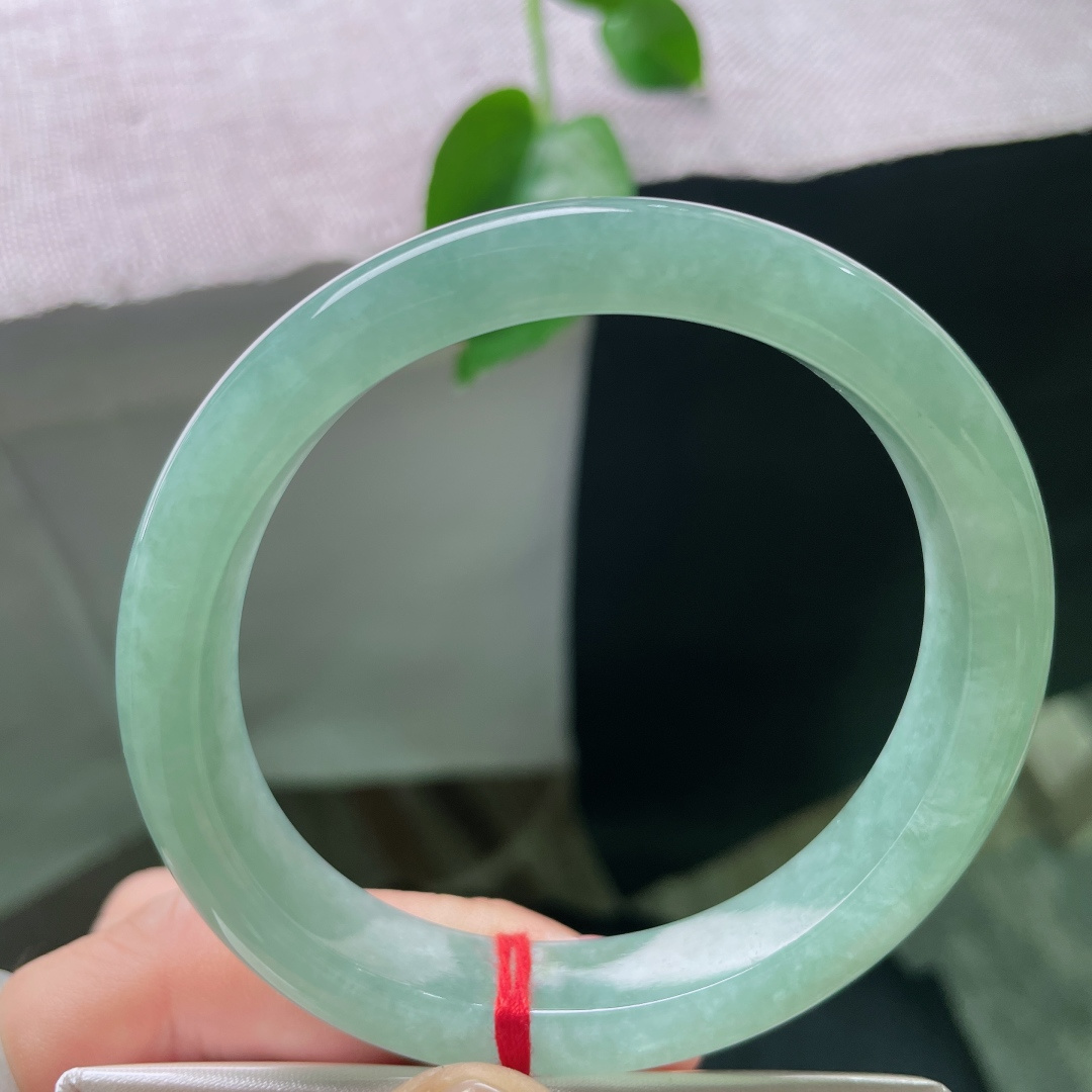 绿底贵妃，水润细腻，大圈口，秀丽倾心，温婉贤淑，无裂，ss54773a
