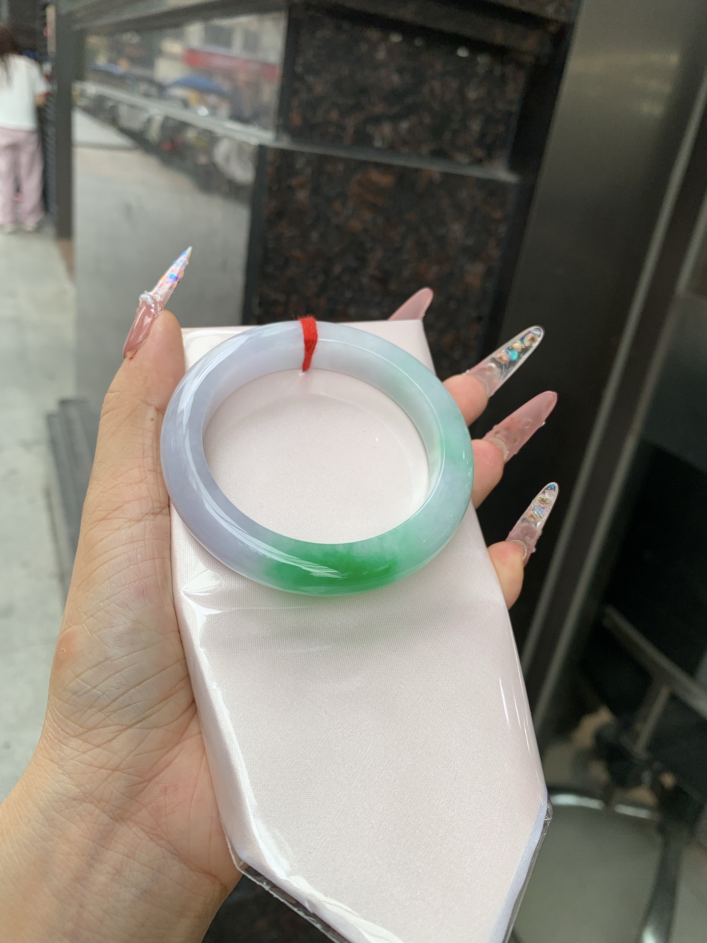 白底青正圈 56.8-9.6-11.6 0619-4A138 打细纹，底妆冰润，一抹阳绿花点缀，腕间风华，干净纯净的底色上，一抹翠色肆意流淌，宛如春日里的繁华盛景