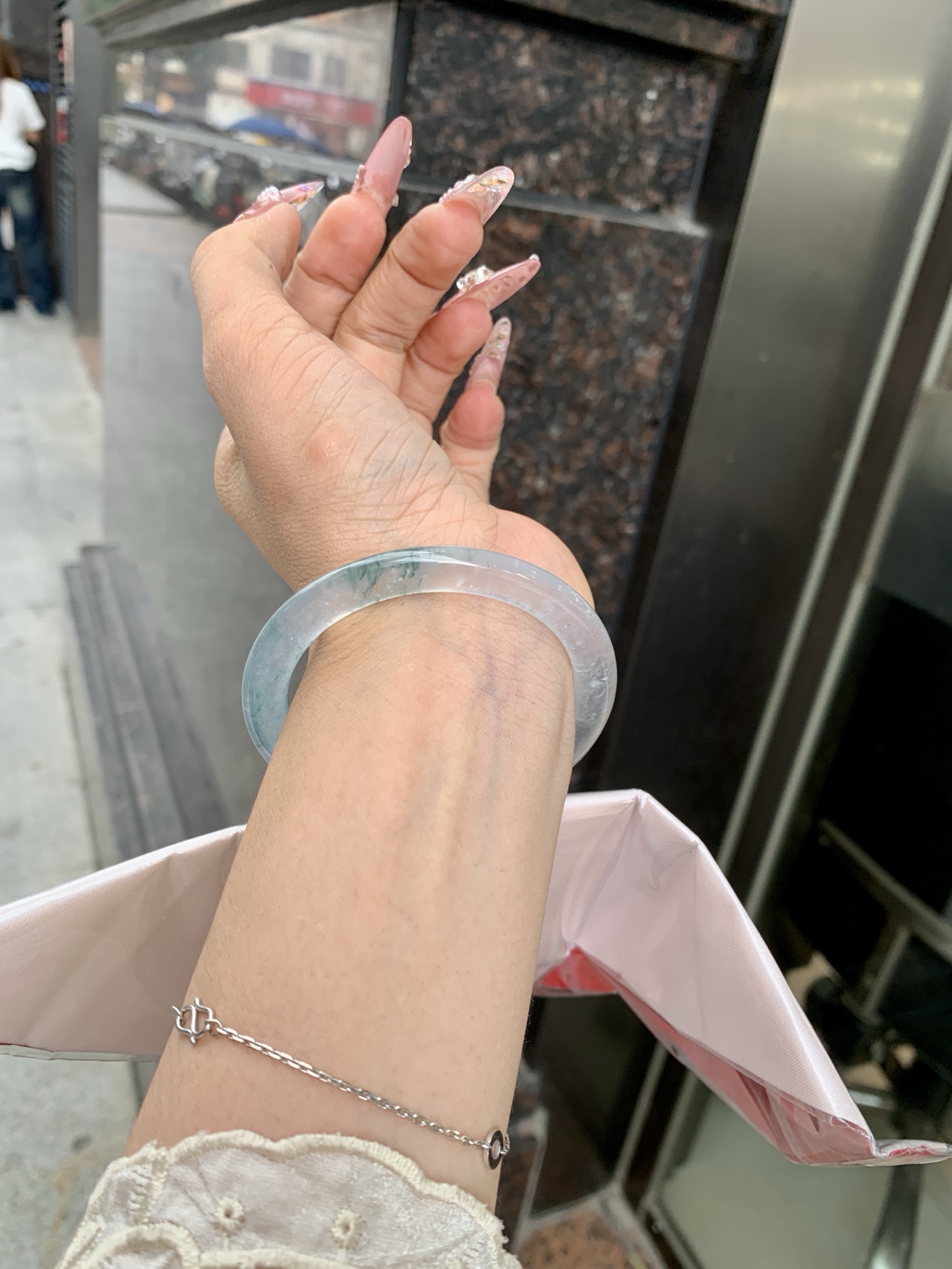 冰飘花方圆条 0619-HN1031 打灯细纹，底妆水透起光，冰底中开出了朵朵兰花，飘花灵动飘逸，勾勒出一幅唯美诗意的山水意境画，古典优雅又秀气