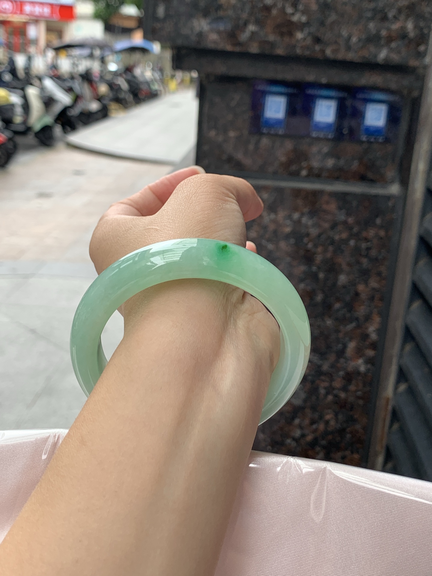 满色果绿正圈 60-15.1-9 0619-111-47 满圈冰润果绿底，玉质细腻温润，水头通透耐看，色调温婉显气质。