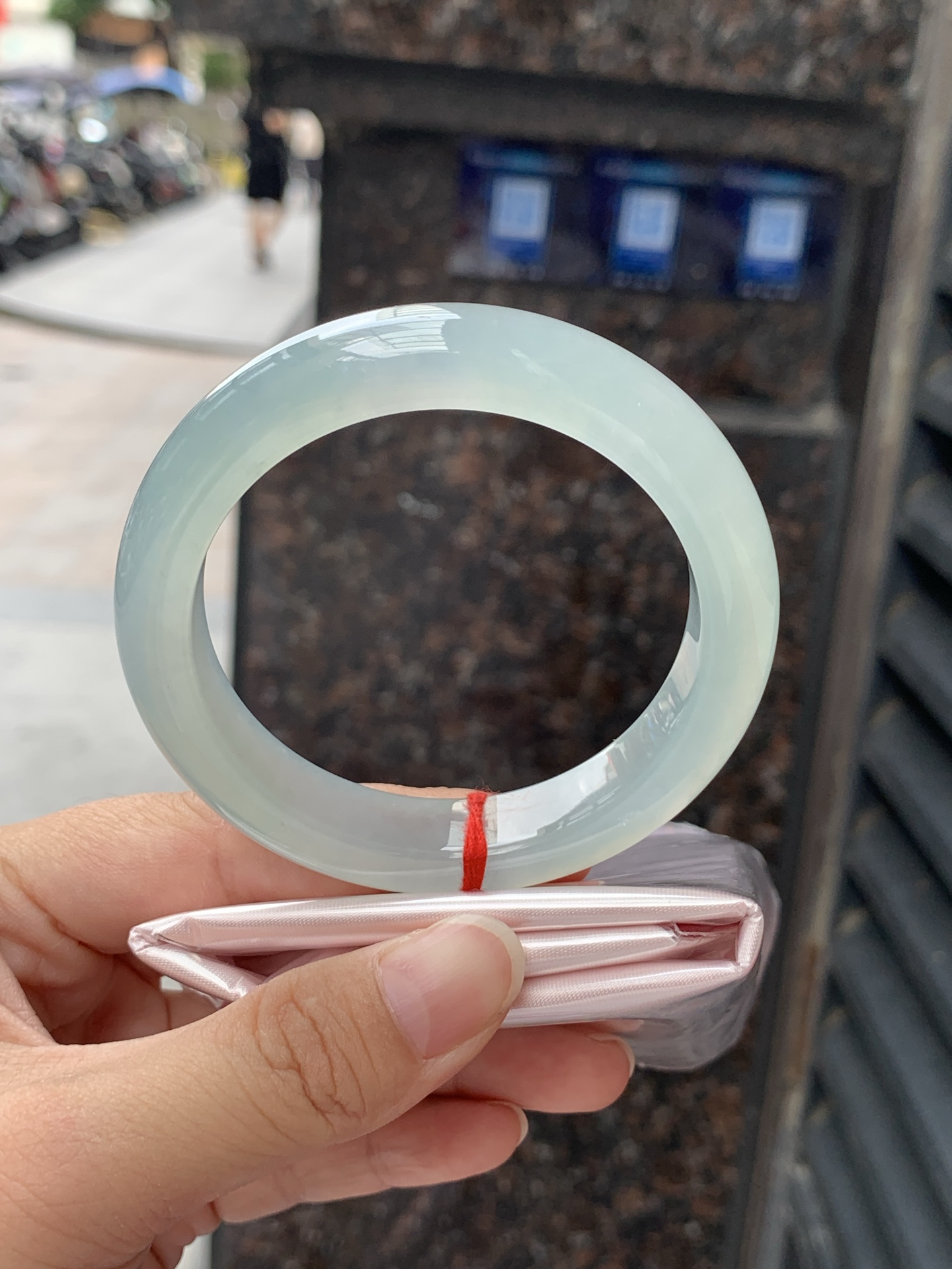 冰晴蓝正圈 55.9-12-9.1 0619-N1011-1 无裂，底妆冰胶细腻，清爽耐看的晴蓝底，夏季美好的冰凉感，时而晴时而蓝，随光线变化如梦如幻。