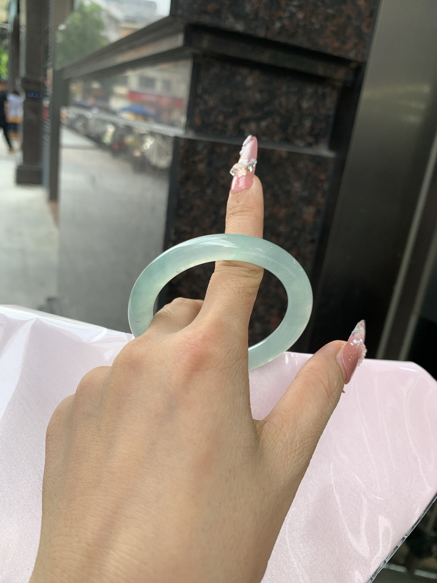冰晴绿美人条 52.3-8.8-8.3 0619-N1035 打灯细纹，底妆胶润，满圈淡雅晴绿，像初春嫩芽落入清泉，均匀柔和，抬眼就是一片宁静感。