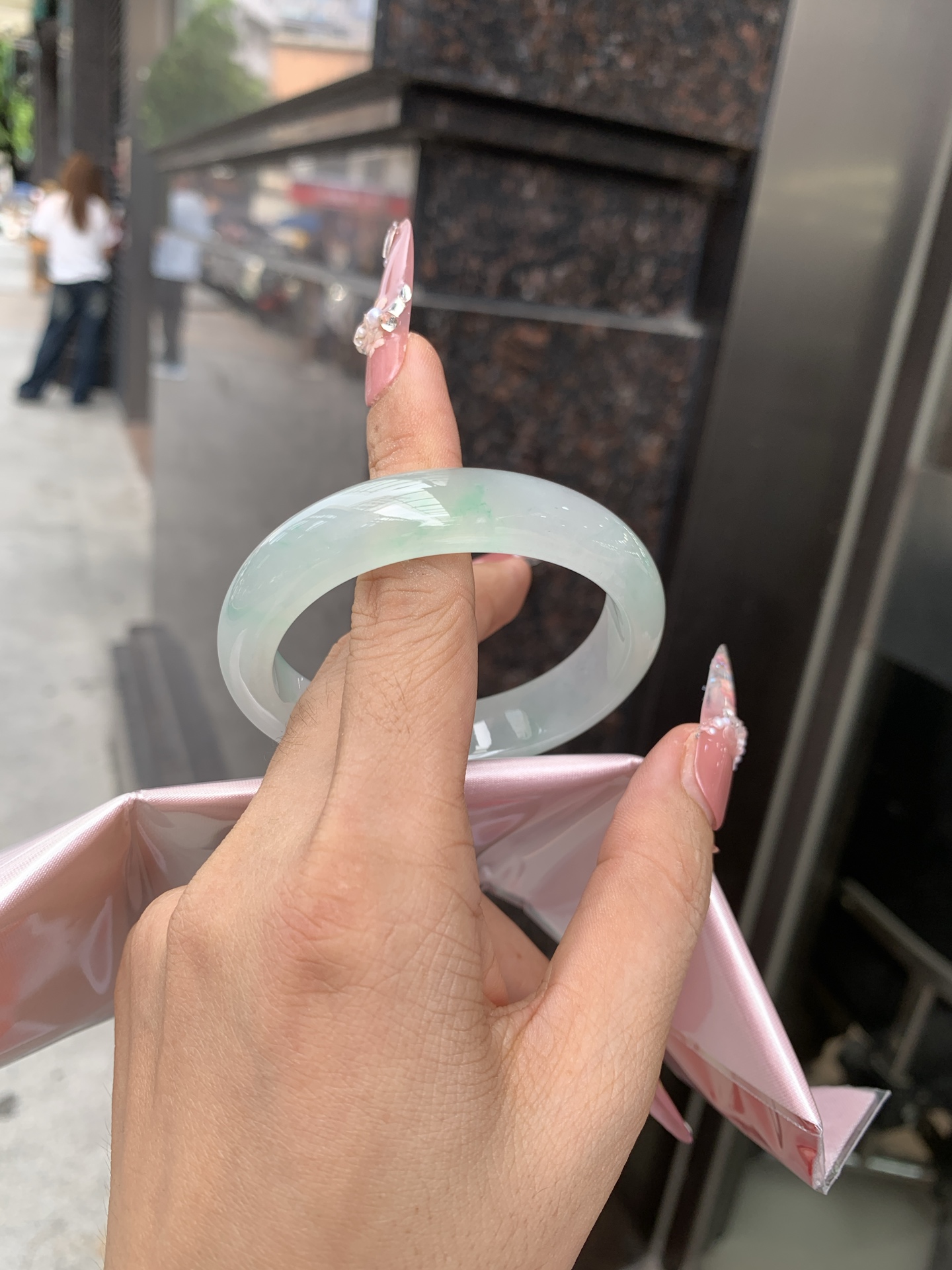 冰晴飘绿贵妃 54.1-47-7.1-12.8 0619-N1034 打灯细纹，底妆水润细腻，满圈晴绿底色飘几抹绿花，鲜艳得像新冒头的嫩芽，灵动清新，即柔和又充满生机
