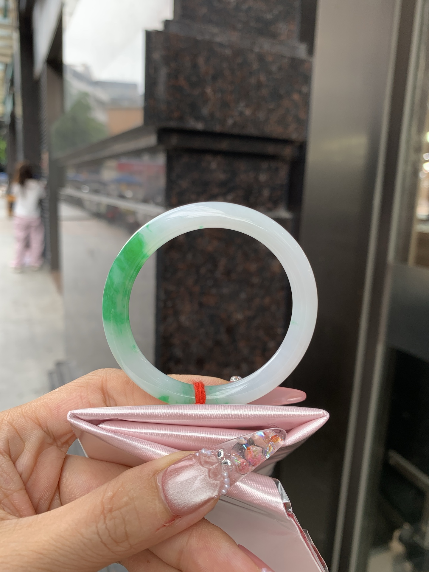 阳绿白底青美人条 50.1-7.2-6.6 0619-N1037 打灯细纹，底妆冰润，半圈辣阳绿花点缀，腕间风华，干净纯净的底色上，一抹翠色肆意流淌，宛如春日里的繁华盛景