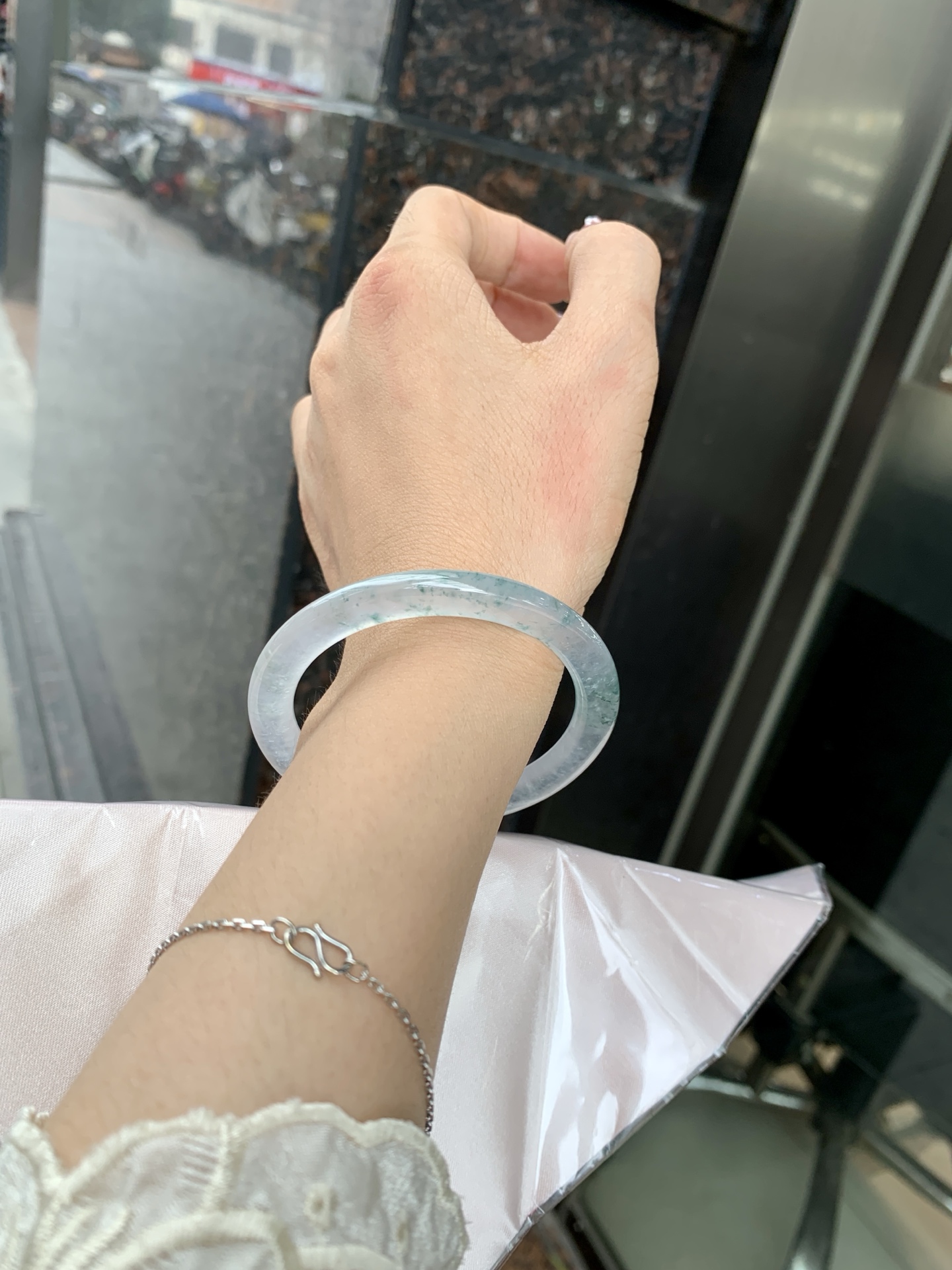 冰飘花方圆条 0619-HN1031 打灯细纹，底妆水透起光，冰底中开出了朵朵兰花，飘花灵动飘逸，勾勒出一幅唯美诗意的山水意境画，古典优雅又秀气