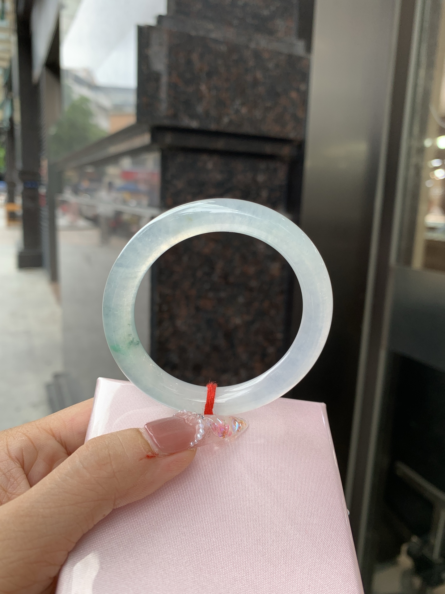 冰飘绿美人条 52-8.8-8.3 0619-N1014-2 打灯细纹，玉质冰润细腻，清爽的底子飘一朵阳绿花，鲜活而灵动，犹如新冒的嫩芽，艳丽惹人