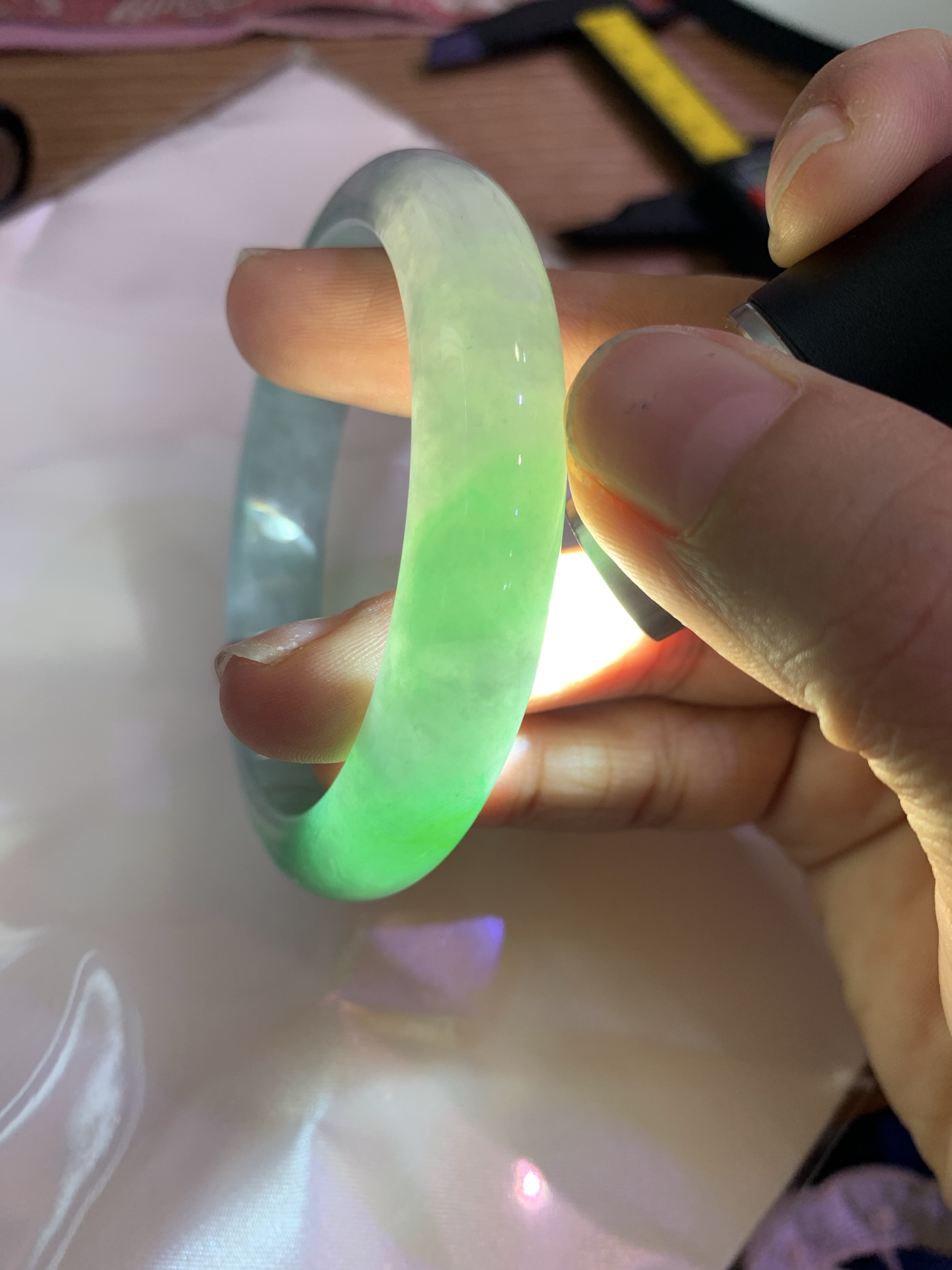 白底青阳绿正圈 56.7-7.9-11.6 0619-111-37 打灯小细纹，几抹阳绿花点缀腕间风华，干净纯净的底色上，一抹翠色肆意流淌，宛如春日里的繁华盛景