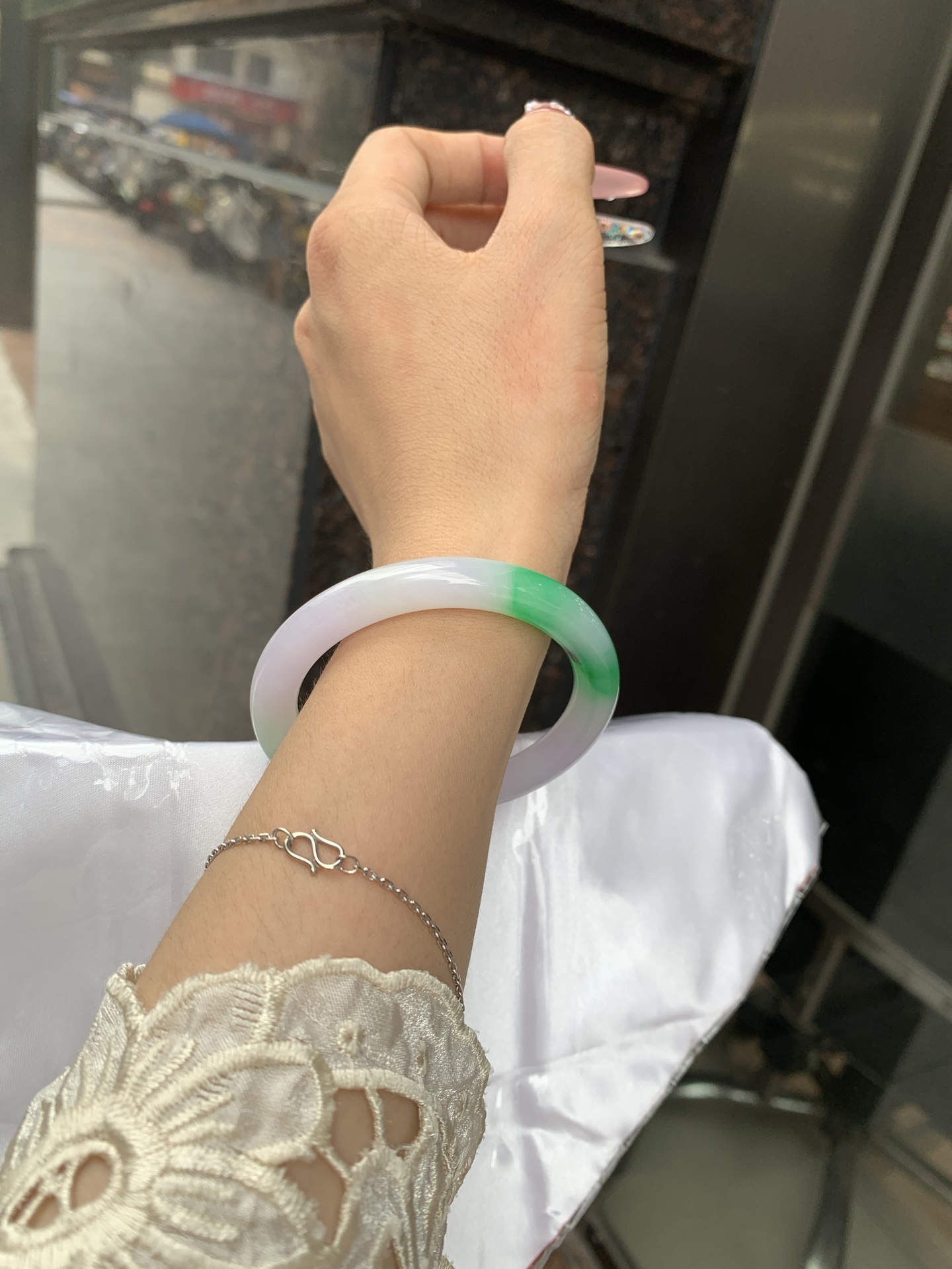 阳绿春彩美人条 51.7--8.1-7.6 0619-HN1030 打灯多处细纹，烟雨入春俏，彩祥出云端，阳绿碰上梦幻的春，半山半水特色春彩，像是融化了春天，所有美好交织在一起，上手贵气显眼。