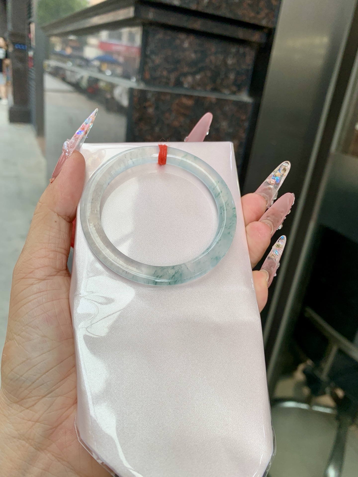 冰飘花方圆条 0619-HN1031 打灯细纹，底妆水透起光，冰底中开出了朵朵兰花，飘花灵动飘逸，勾勒出一幅唯美诗意的山水意境画，古典优雅又秀气