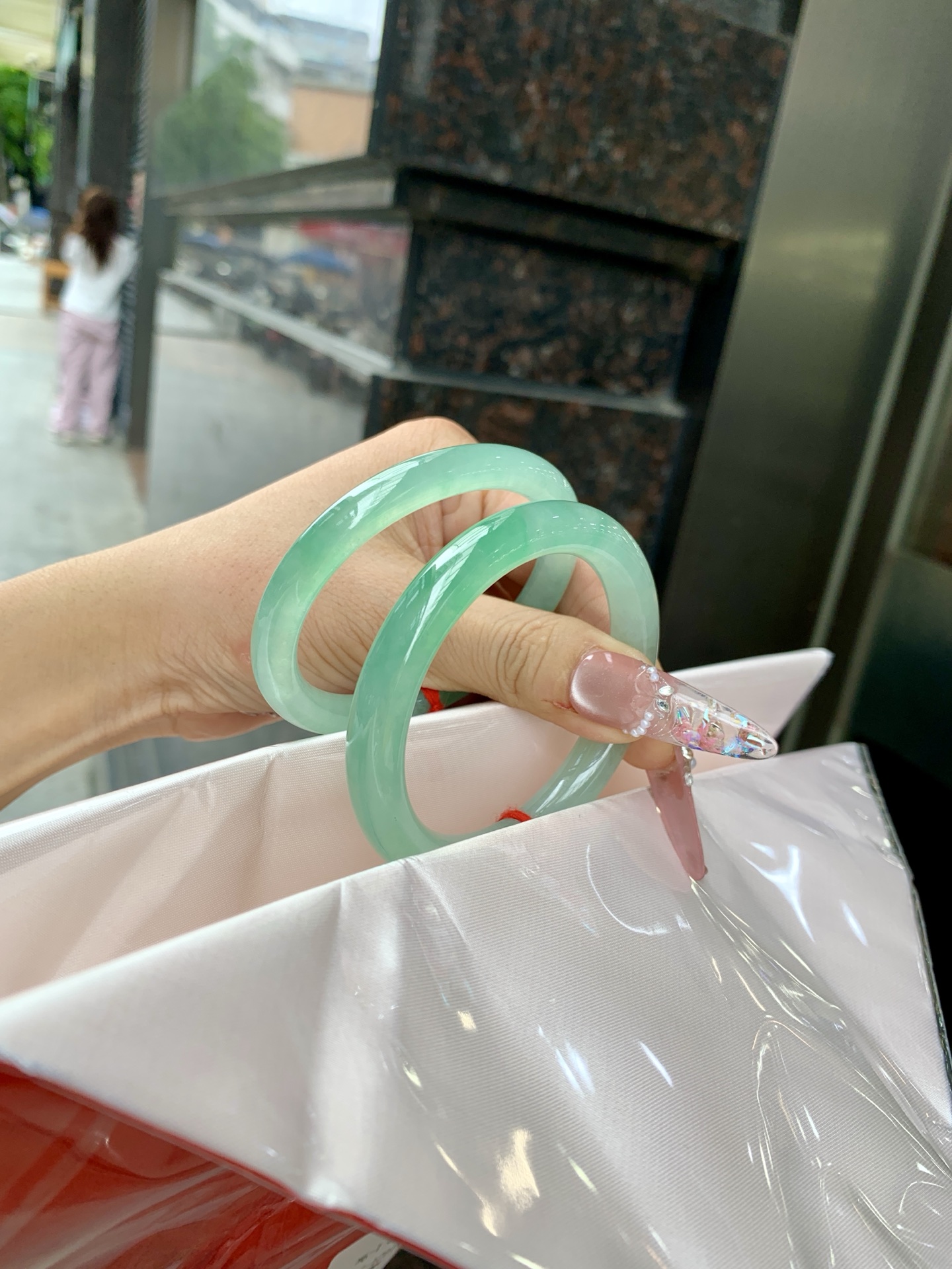 冰晴飘绿贵妃 54.1-48.2-7.2-7.7 0619-N1021-1 打灯细纹，底妆水润细腻，满圈晴绿底色飘金丝绿花，鲜艳得像新冒头的嫩芽，灵动清新，即柔和又充满生机