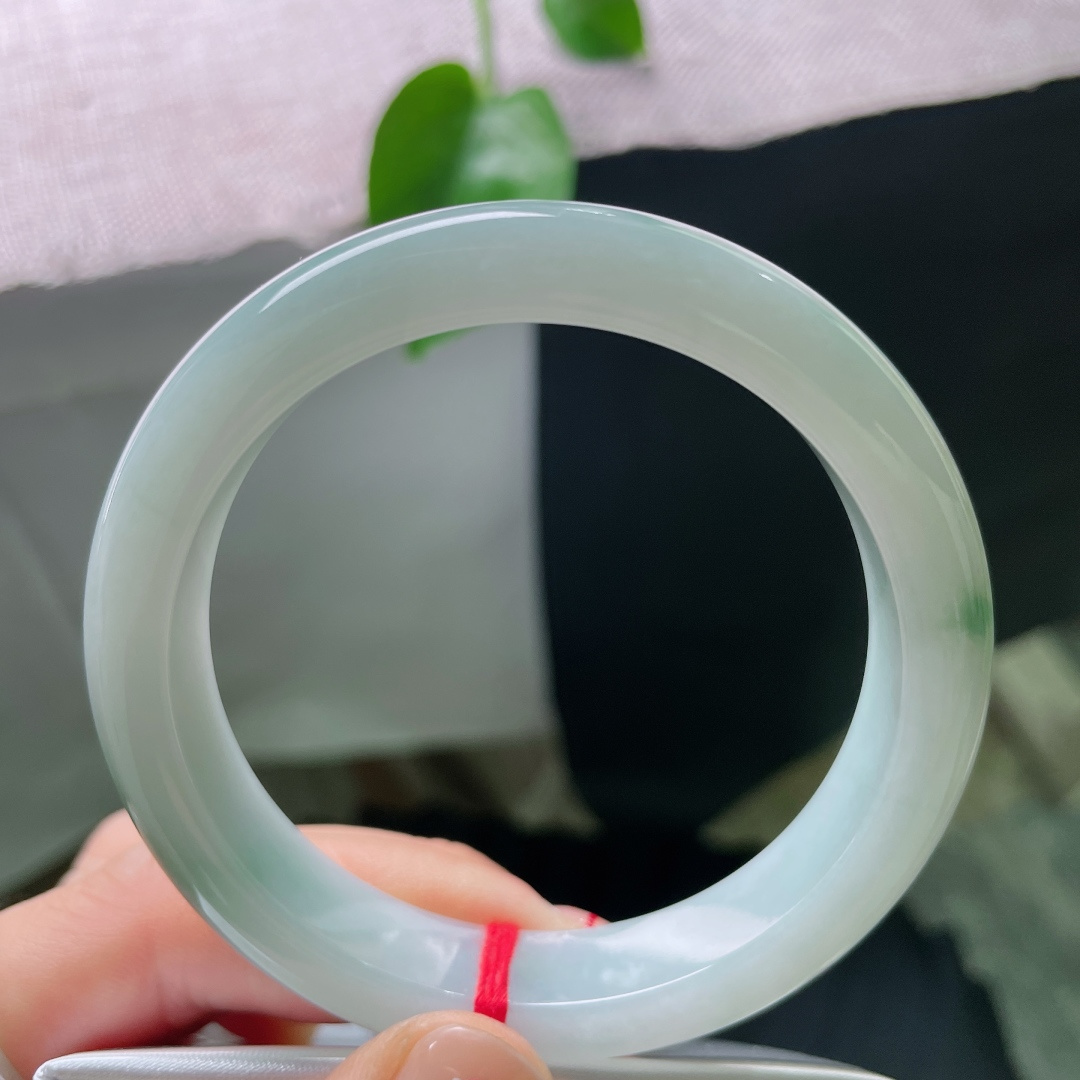 57/12/8.2，绿底正圈，一抹深色点缀，细润，种老，一点侧纹不显，ss54971a
