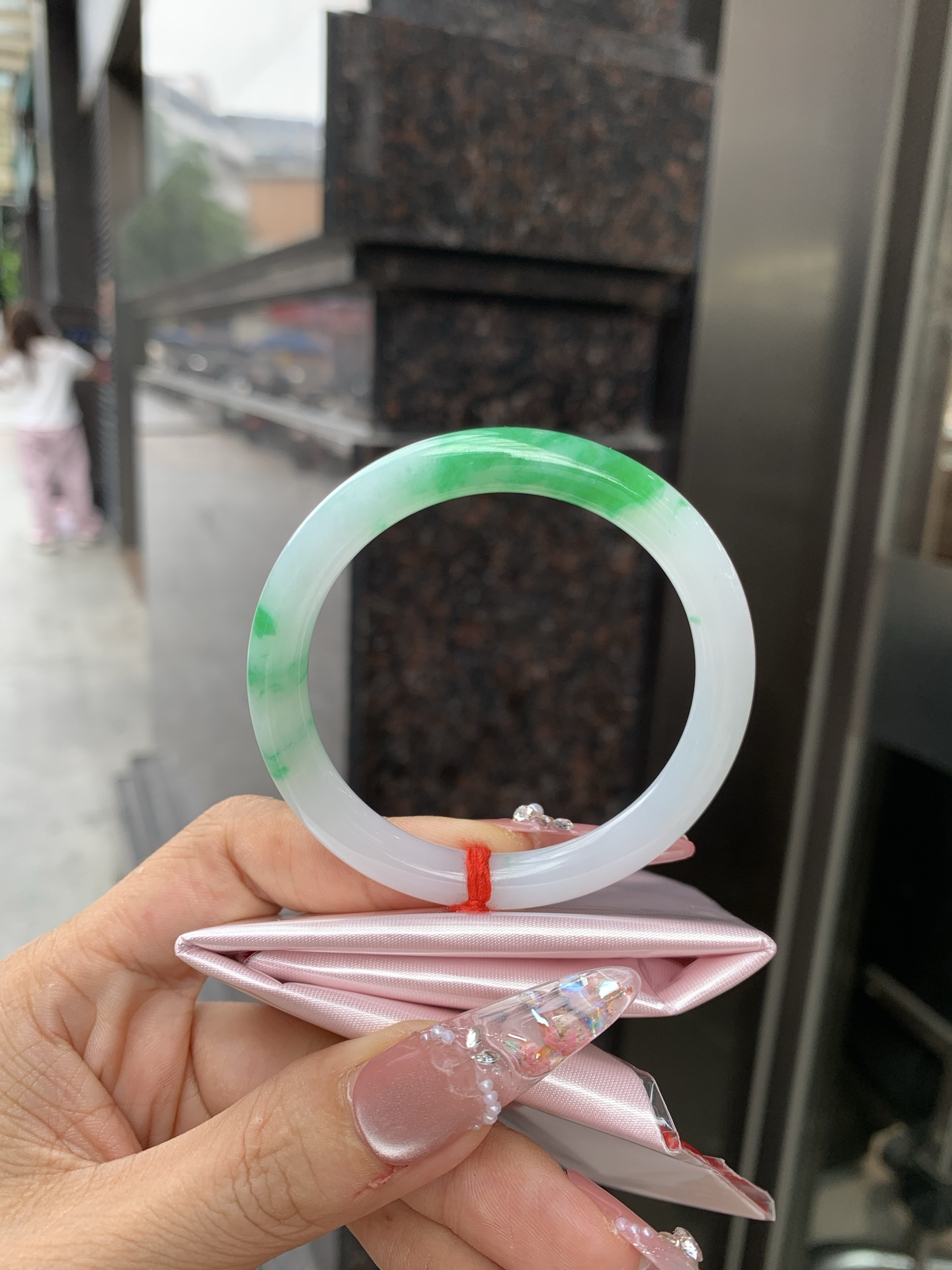 阳绿白底青美人条 50.1-7.2-6.6 0619-N1037 打灯细纹，底妆冰润，半圈辣阳绿花点