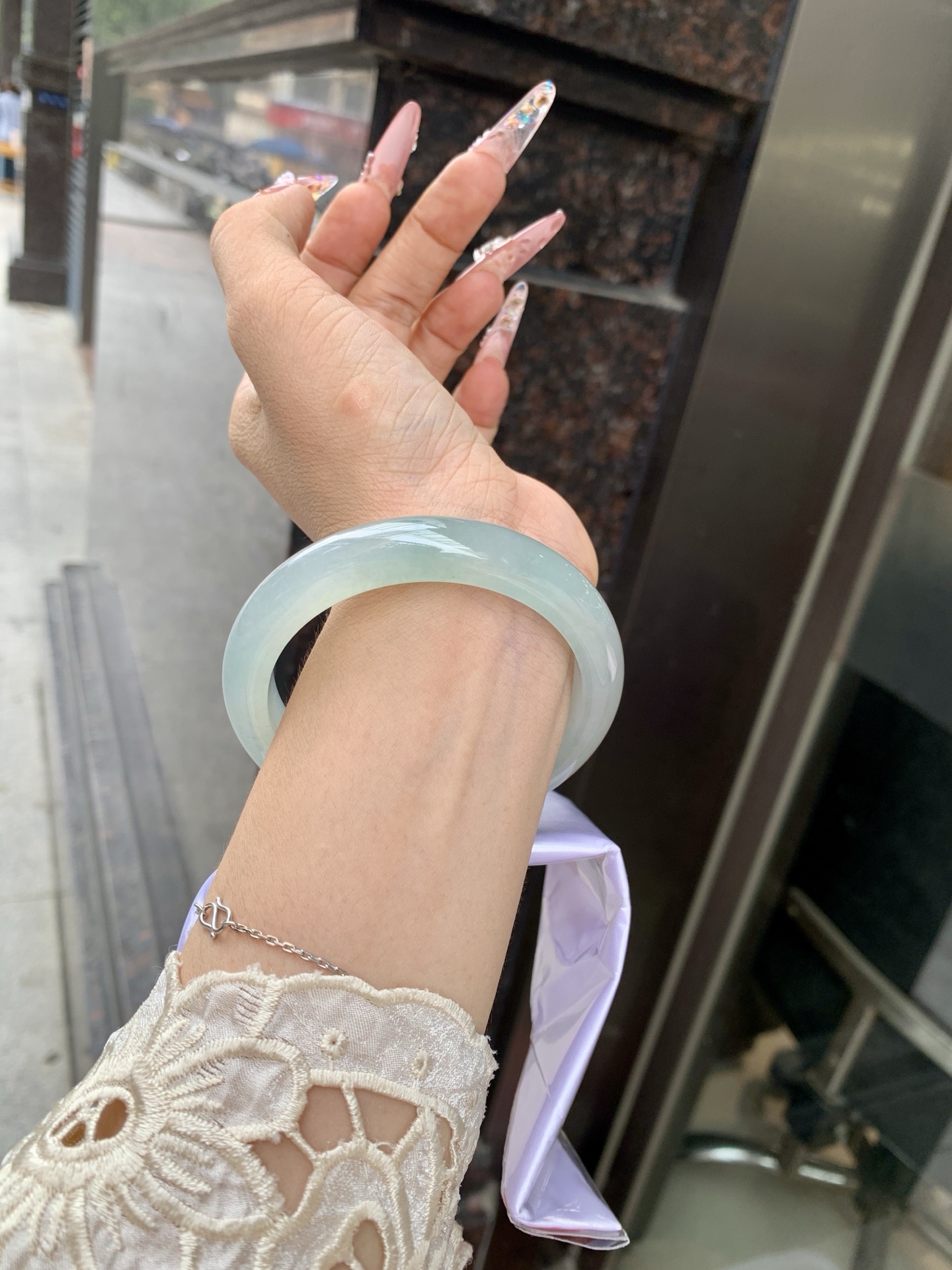 冰晴正圈 57.9-8.4-11.5 0619-169-41 无裂，底妆胶润，满圈淡雅晴绿，像初春嫩芽落入清泉，均匀柔和，抬眼就是一片宁静感。