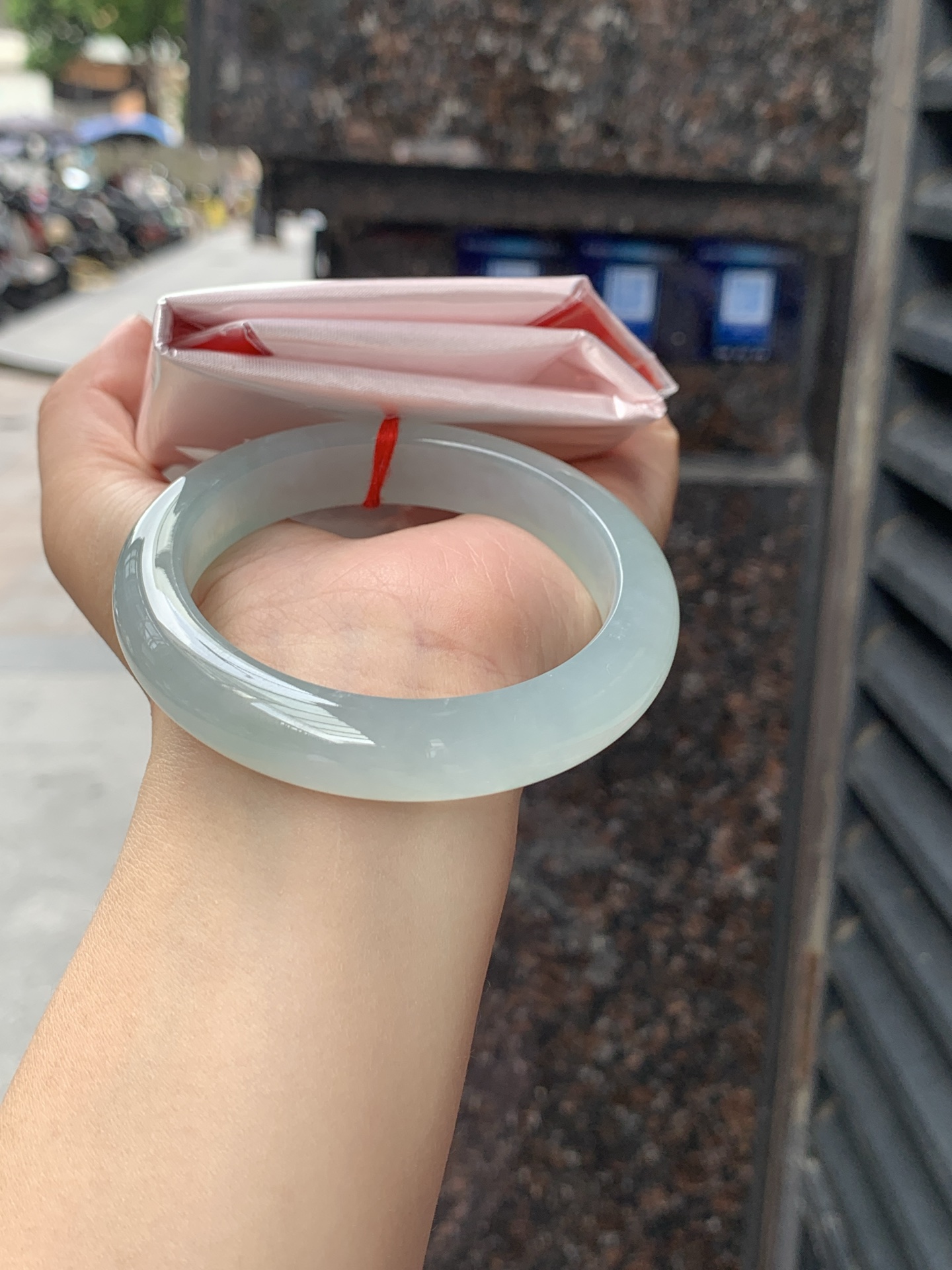 冰晴蓝正圈 55.9-12-9.1 0619-N1011-1 无裂，底妆冰胶细腻，清爽耐看的晴蓝底，夏季美好的冰凉感，时而晴时而蓝，随光线变化如梦如幻。