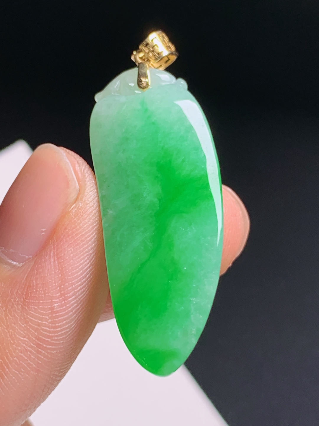 阳绿福瓜吊坠，正色匀绿水润饱满，极简金扣简约大气，寓意福气绵延兴旺