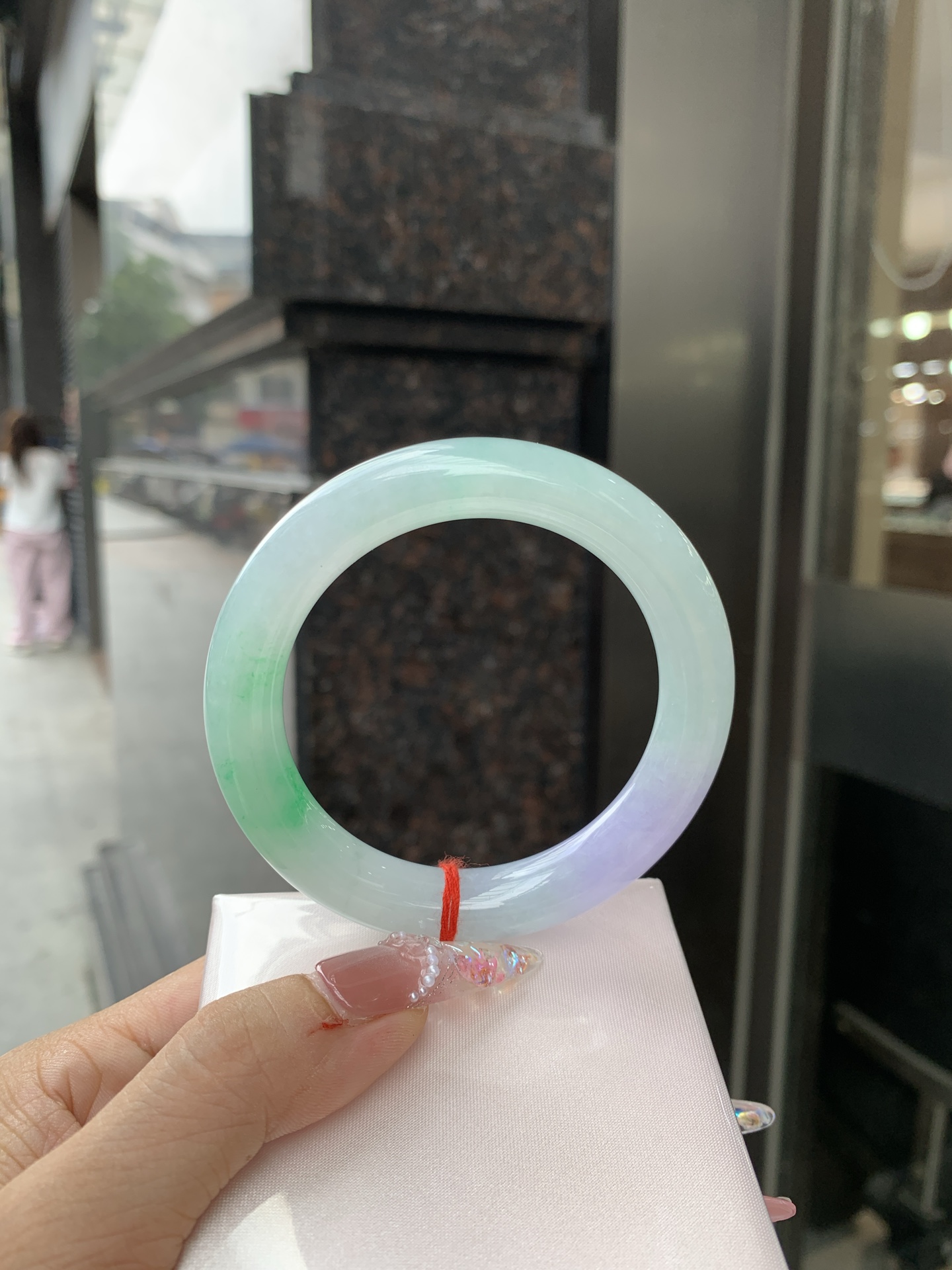 春彩圆条 56.2-10.6-10.7 0619-N1038 打灯棉线，底妆水润，阳绿花色碰上梦幻般的春，像是融化了的春天，所有的美好交织在一起，让人心生宁静而淡淡的欢喜