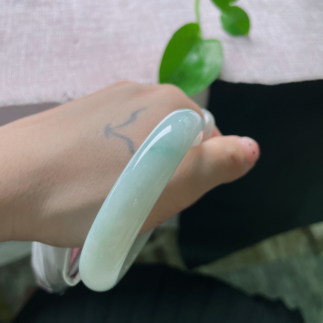 55.7（48.5）12.4/7.1，淡绿底贵妃，水头好，种老，细润，一抹飘花灵动，有纹，ss54958a