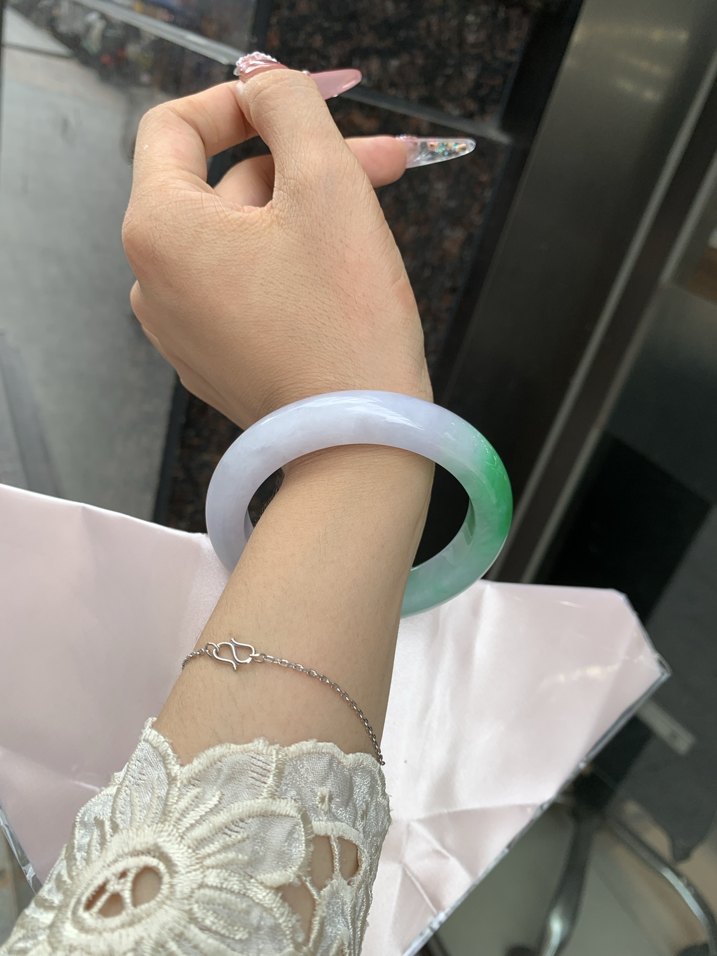 白底青正圈 56.8-9.6-11.6 0619-4A138 打细纹，底妆冰润，一抹阳绿花点缀，腕间风华，干净纯净的底色上，一抹翠色肆意流淌，宛如春日里的繁华盛景