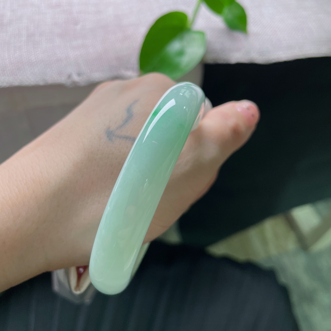 58.3/12.2/8，绿底正圈，一抹翠色点缀，低调中透露着一丝张扬，无裂，ss54896a