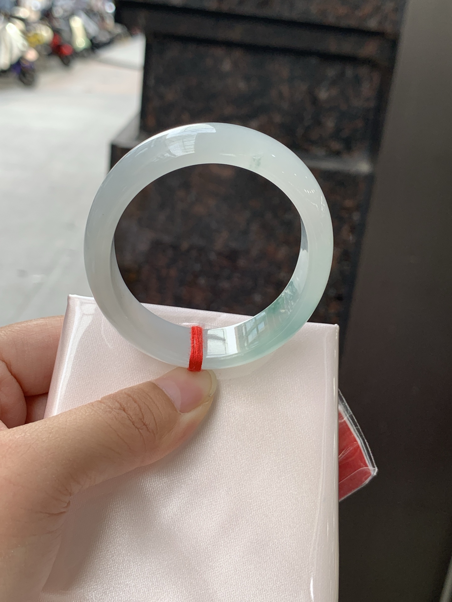 冰飘花贵妃 51-45.5-14-6.5 0619-N1029 打灯细纹，底妆冰润细腻，冰底中开出了朵朵蓝花，飘花灵动飘逸，勾勒出一幅唯美诗意的山水意境画，古典优雅又秀气