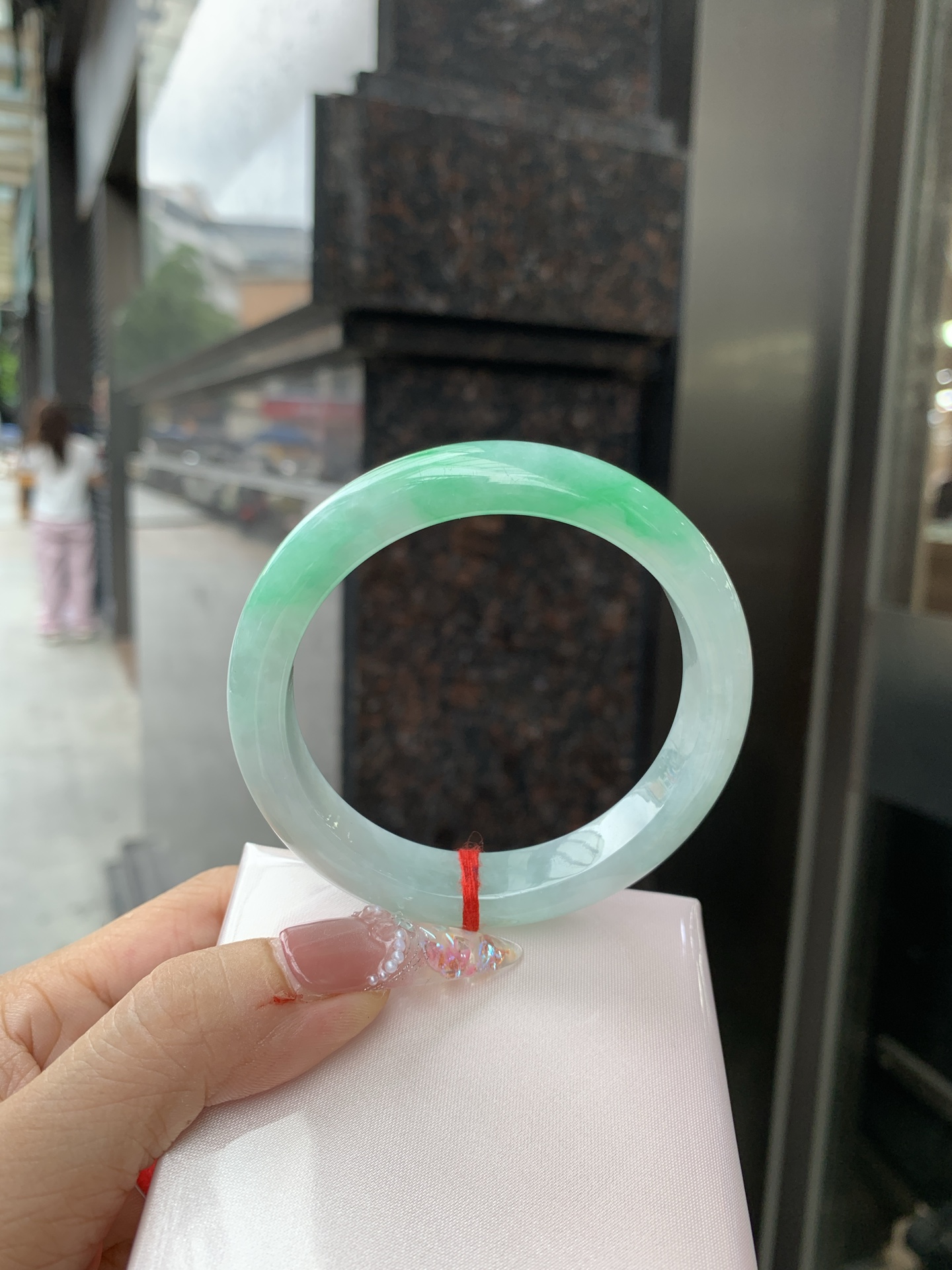 白底青阳绿正圈 56.7-7.9-11.6 0619-111-37 打灯小细纹，几抹阳绿花点缀腕间风华，干净纯净的底色上，一抹翠色肆意流淌，宛如春日里的繁华盛景