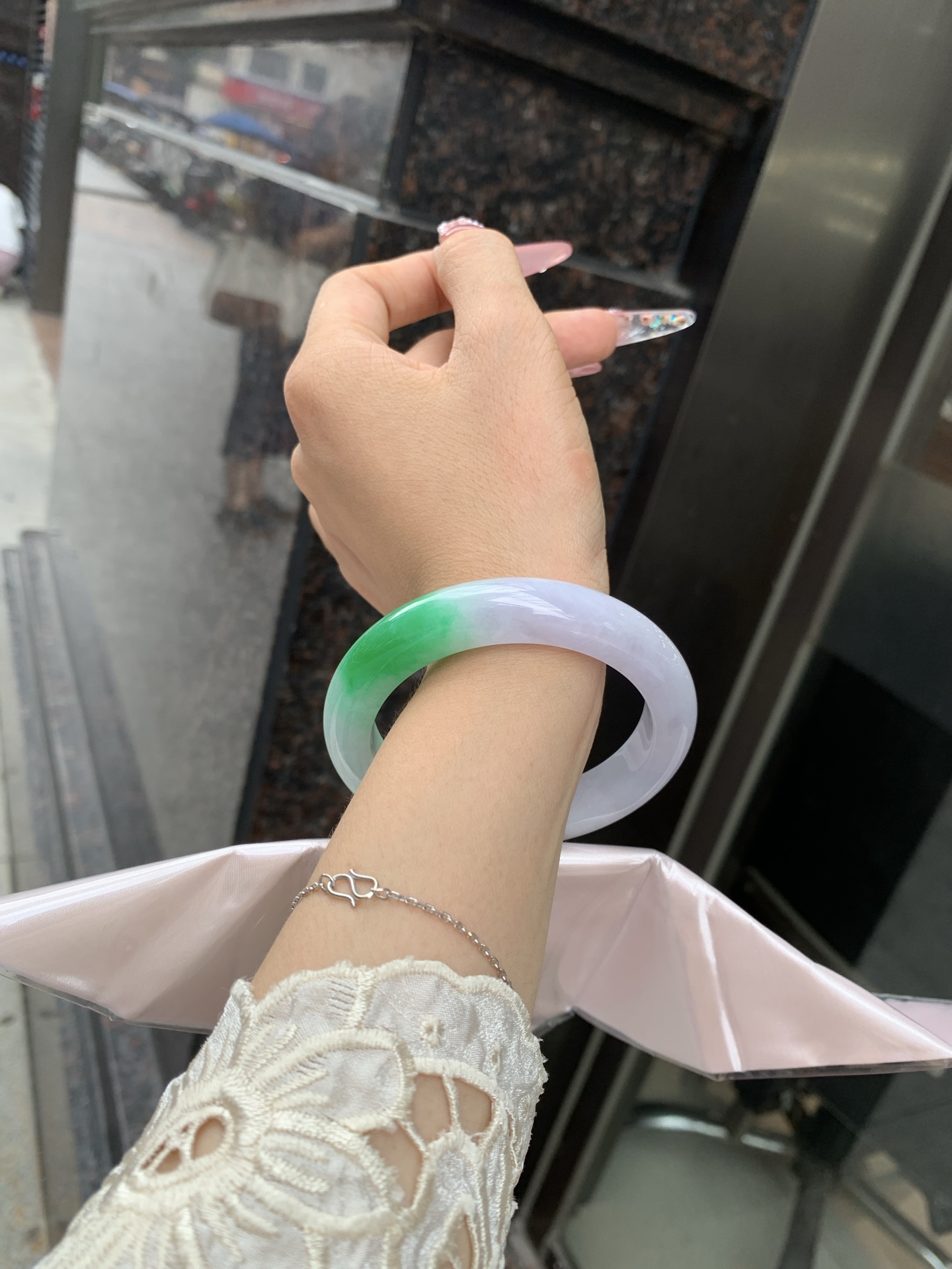 白底青正圈 56.8-9.6-11.6 0619-4A138 打细纹，底妆冰润，一抹阳绿花点缀，腕间风华，干净纯净的底色上，一抹翠色肆意流淌，宛如春日里的繁华盛景