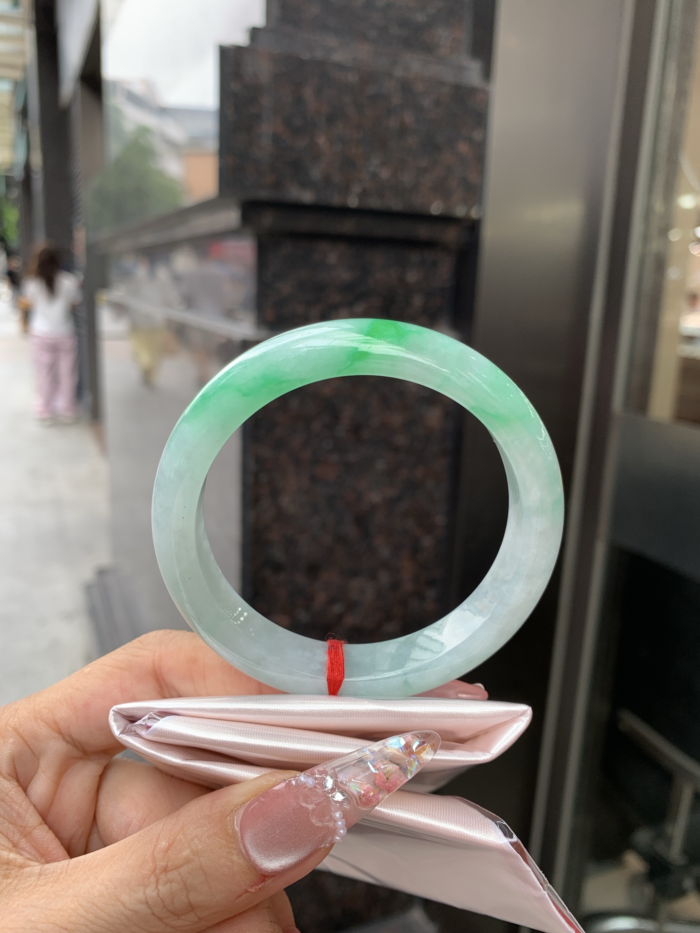 白底青阳绿正圈 56.7-7.9-11.6 0619-111-37 打灯小细纹，几抹阳绿花点缀腕间风