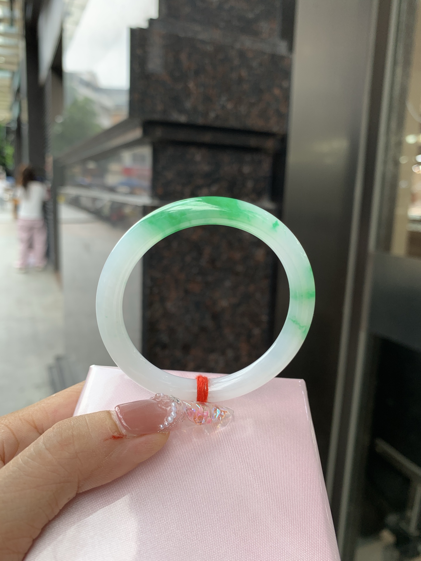阳绿白底青美人条 50.1-7.2-6.6 0619-N1037 打灯细纹，底妆冰润，半圈辣阳绿花点缀，腕间风华，干净纯净的底色上，一抹翠色肆意流淌，宛如春日里的繁华盛景
