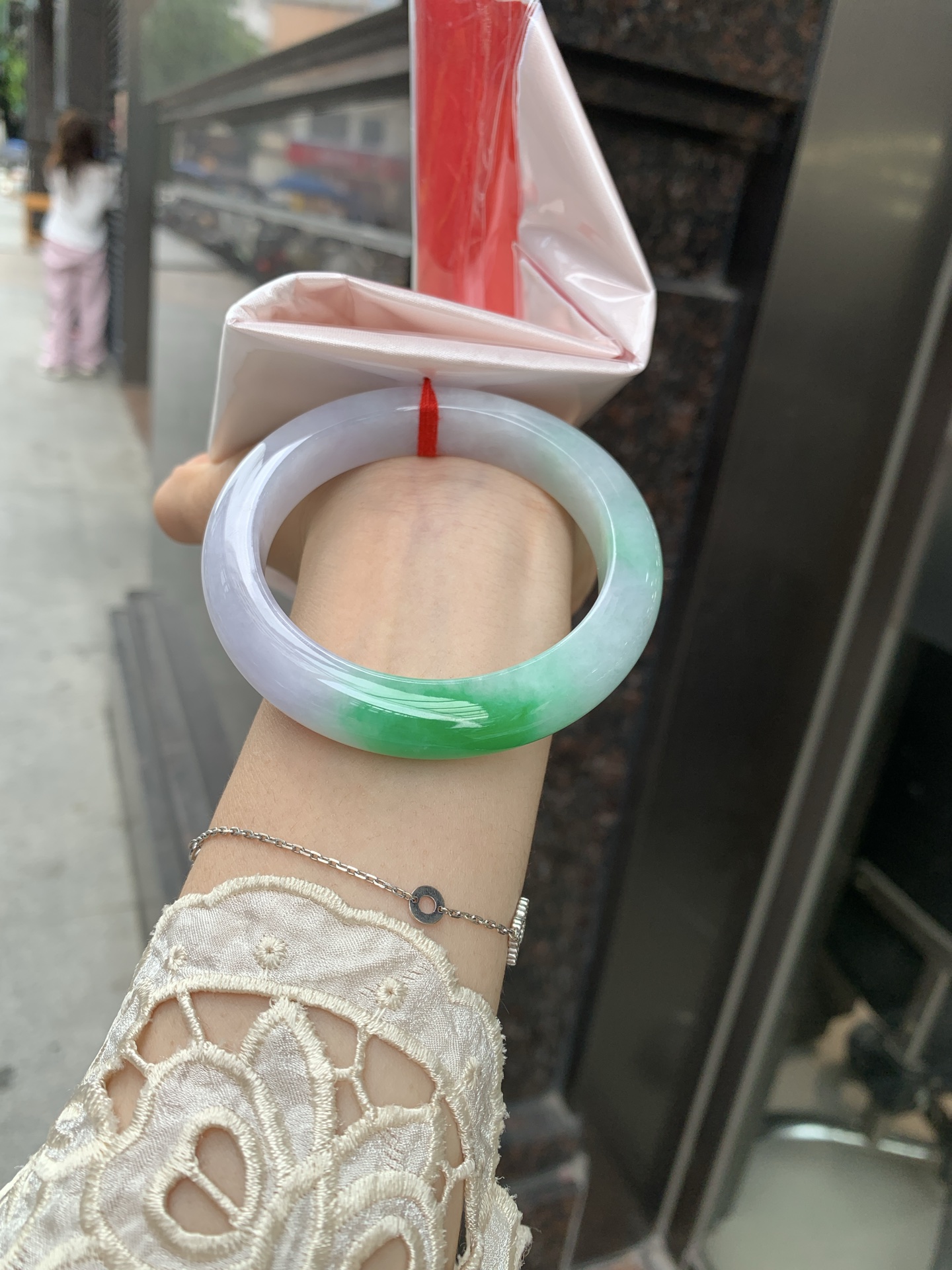 白底青正圈 56.8-9.6-11.6 0619-4A138 打细纹，底妆冰润，一抹阳绿花点缀，腕间风华，干净纯净的底色上，一抹翠色肆意流淌，宛如春日里的繁华盛景
