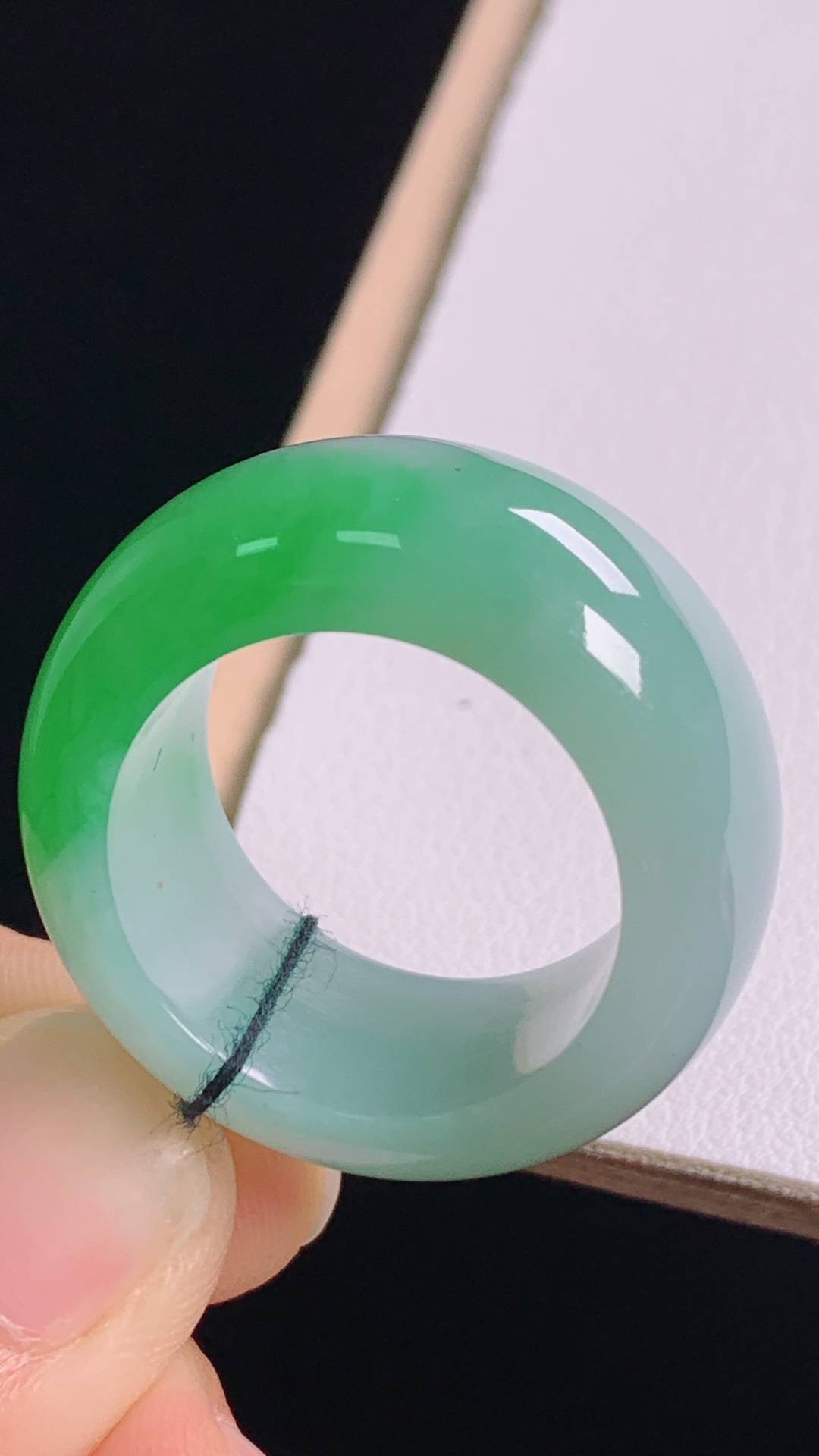 阳绿扳指 色泽鲜艳，底子细腻，无裂 尺寸:圈口21/19.6-12.0-4.8mm 14