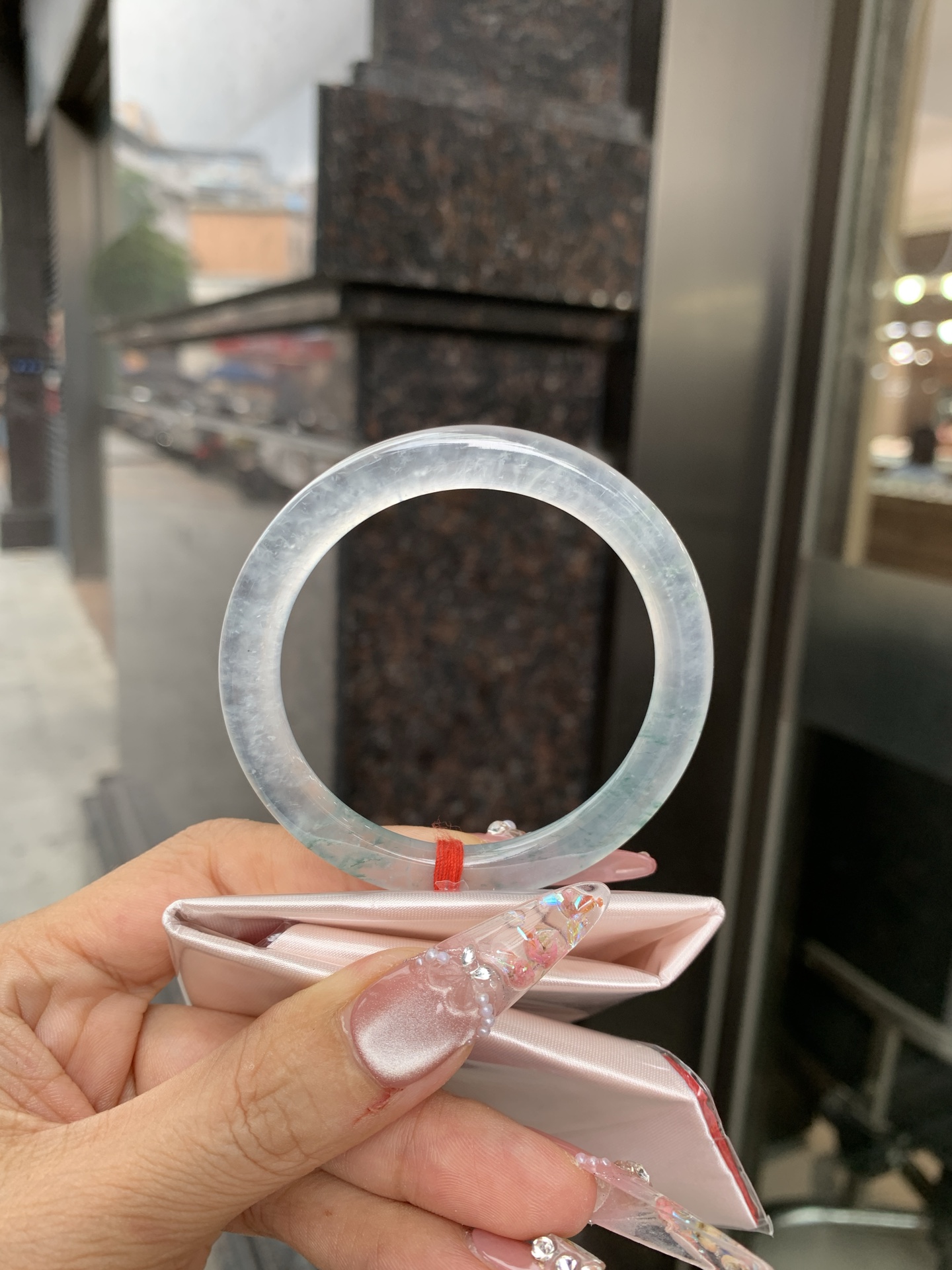 冰飘花方圆条 0619-HN1031 打灯细纹，底妆水透起光，冰底中开出了朵朵兰花，飘花灵动飘逸，勾勒出一幅唯美诗意的山水意境画，古典优雅又秀气