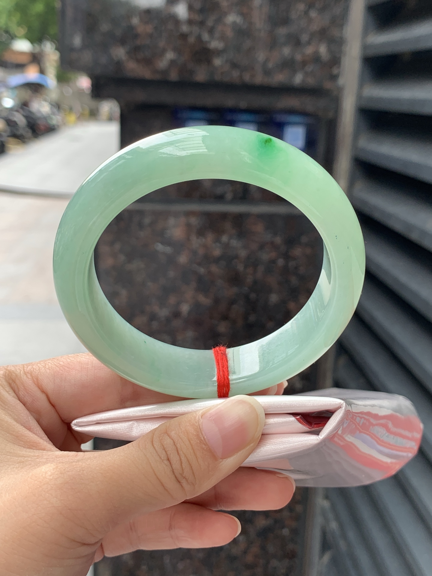 满色果绿正圈 60-15.1-9 0619-111-47 满圈冰润果绿底，玉质细腻温润，水头通透耐看