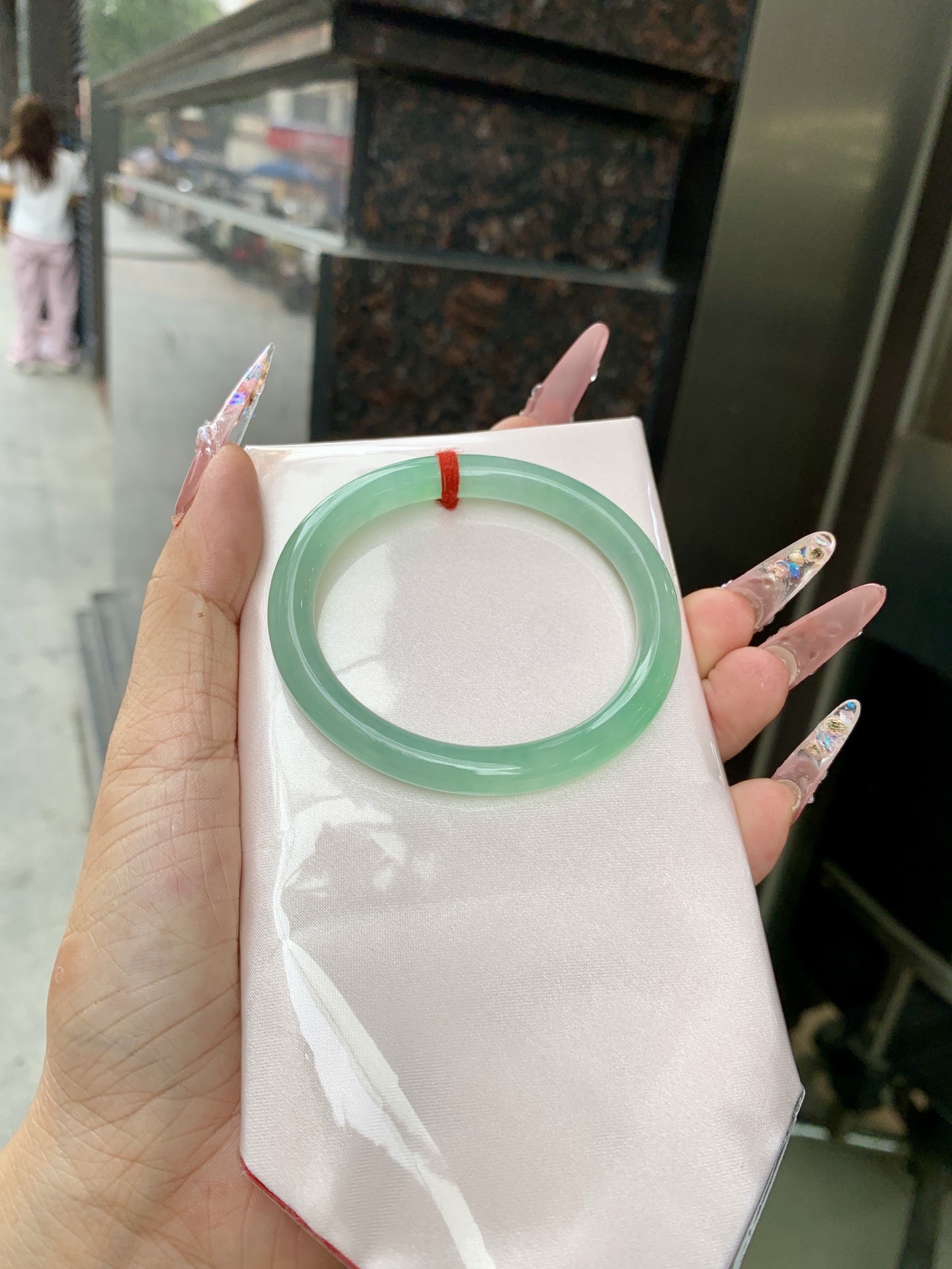 冰晴飘绿贵妃 54.1-48.2-7.2-7.7 0619-N1021-1 打灯细纹，底妆水润细腻，满圈晴绿底色飘金丝绿花，鲜艳得像新冒头的嫩芽，灵动清新，即柔和又充满生机