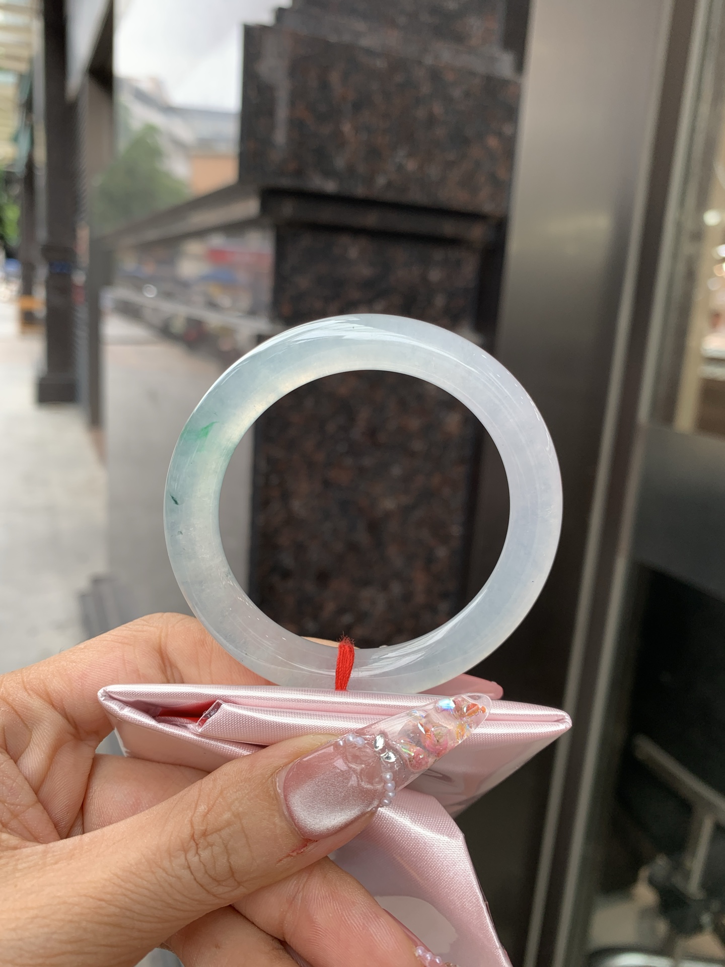 冰飘绿美人条 52-8.8-8.3 0619-N1014-2 打灯细纹，玉质冰润细腻，清爽的底子飘一朵阳绿花，鲜活而灵动，犹如新冒的嫩芽，艳丽惹人