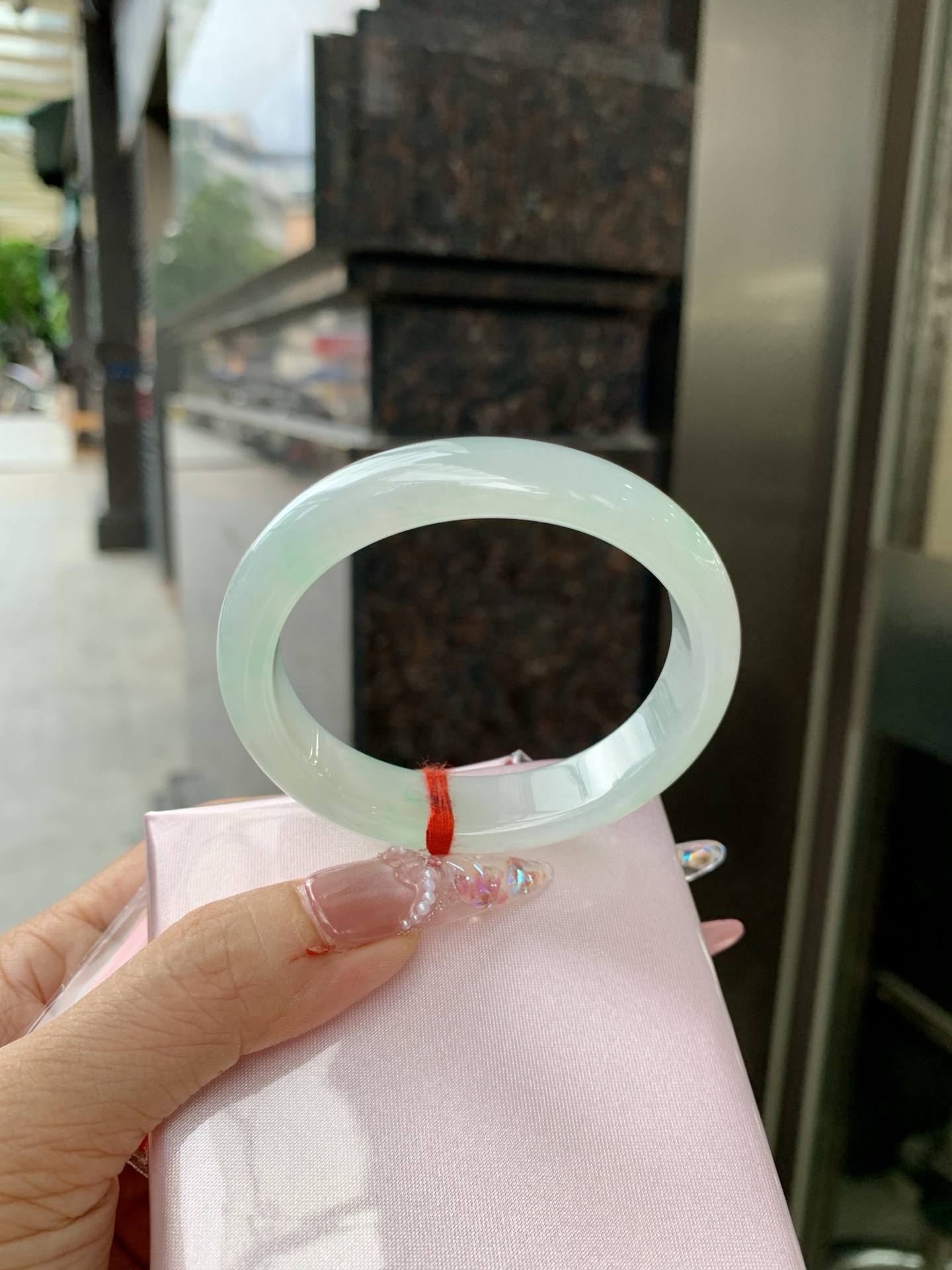 冰晴飘绿贵妃 54.1-47-7.1-12.8 0619-N1034 打灯细纹，底妆水润细腻，满圈晴绿底色飘几抹绿花，鲜艳得像新冒头的嫩芽，灵动清新，即柔和又充满生机