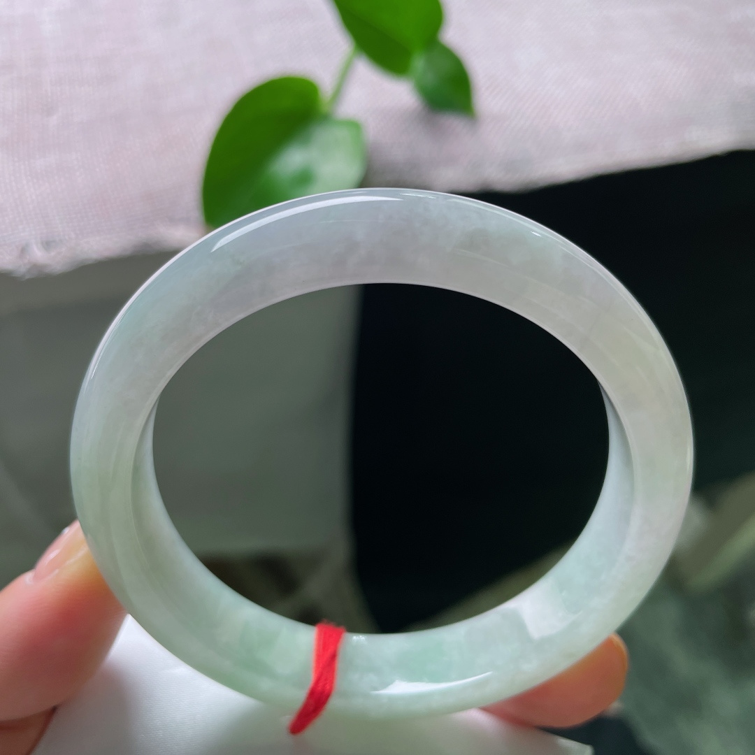 58.8/11.9/8，淡绿底正圈，水润细腻，双色过渡自然，别有韵味，有棉线。无裂，ss54765a