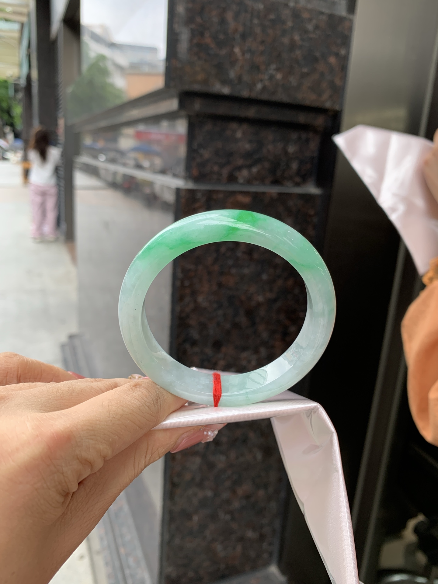 白底青阳绿正圈 56.7-7.9-11.6 0619-111-37 打灯小细纹，几抹阳绿花点缀腕间风华，干净纯净的底色上，一抹翠色肆意流淌，宛如春日里的繁华盛景